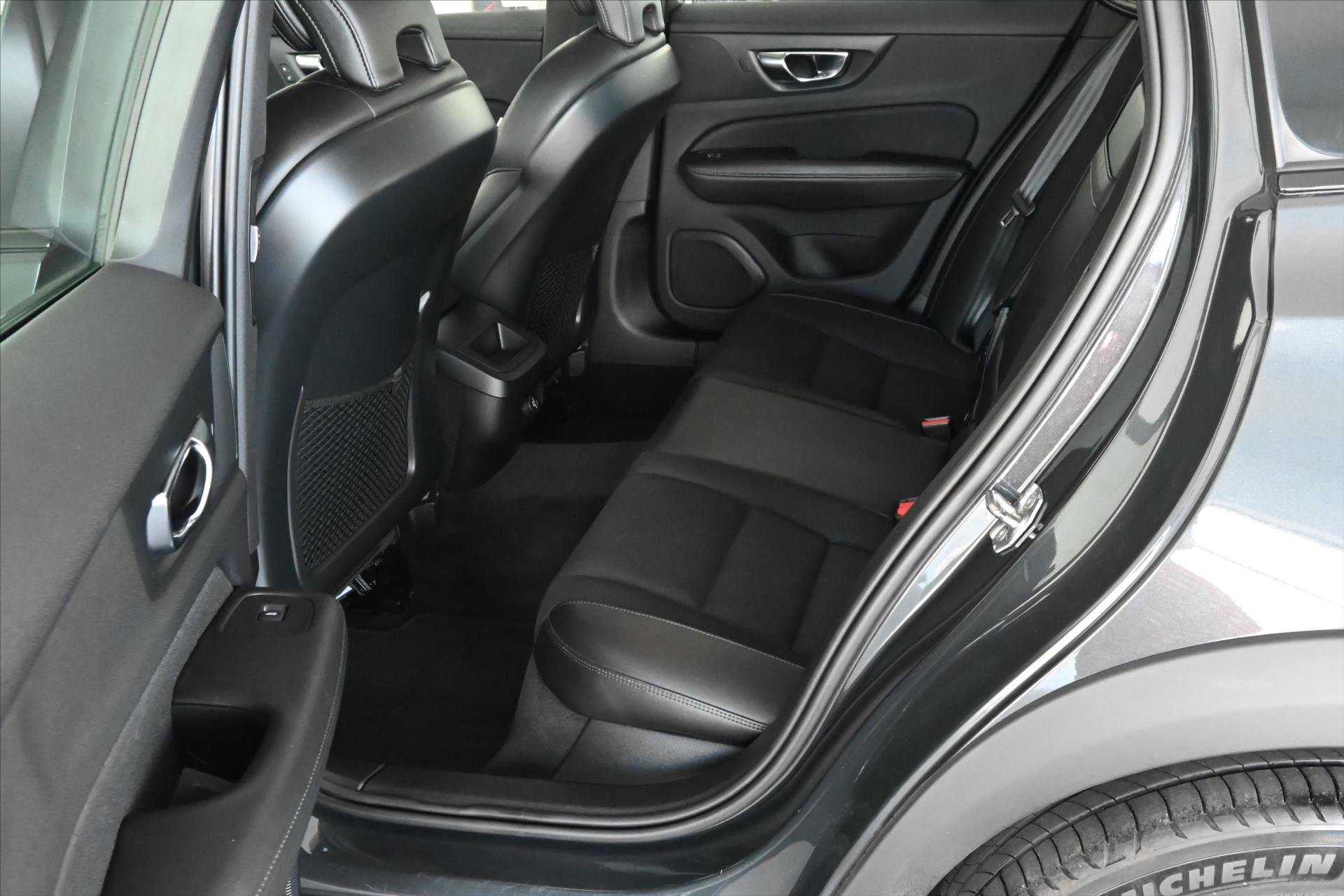 Hlavní fotografie vozu Volvo V60 2,0 D4 140 kW 4x4 AT8 Cross Country Záruka až 5 let (11)