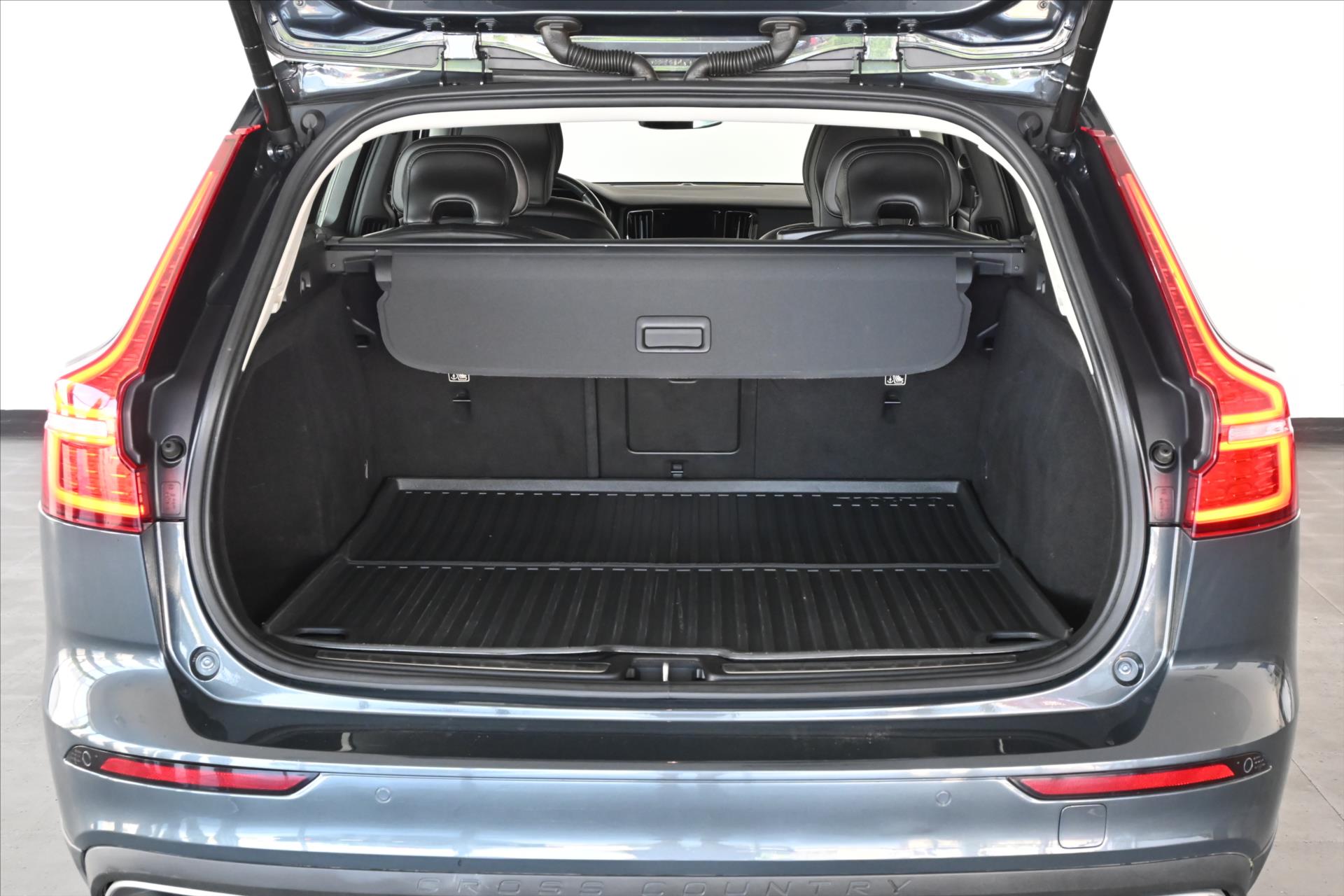 Hlavní fotografie vozu Volvo V60 2,0 D4 140 kW 4x4 AT8 Cross Country Záruka až 5 let (7)