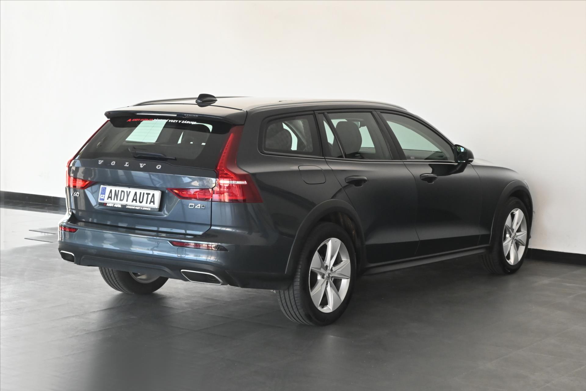 Hlavní fotografie vozu Volvo V60 2,0 D4 140kW 4x4 AT8 Cross Country Záruka až 5 let (3)