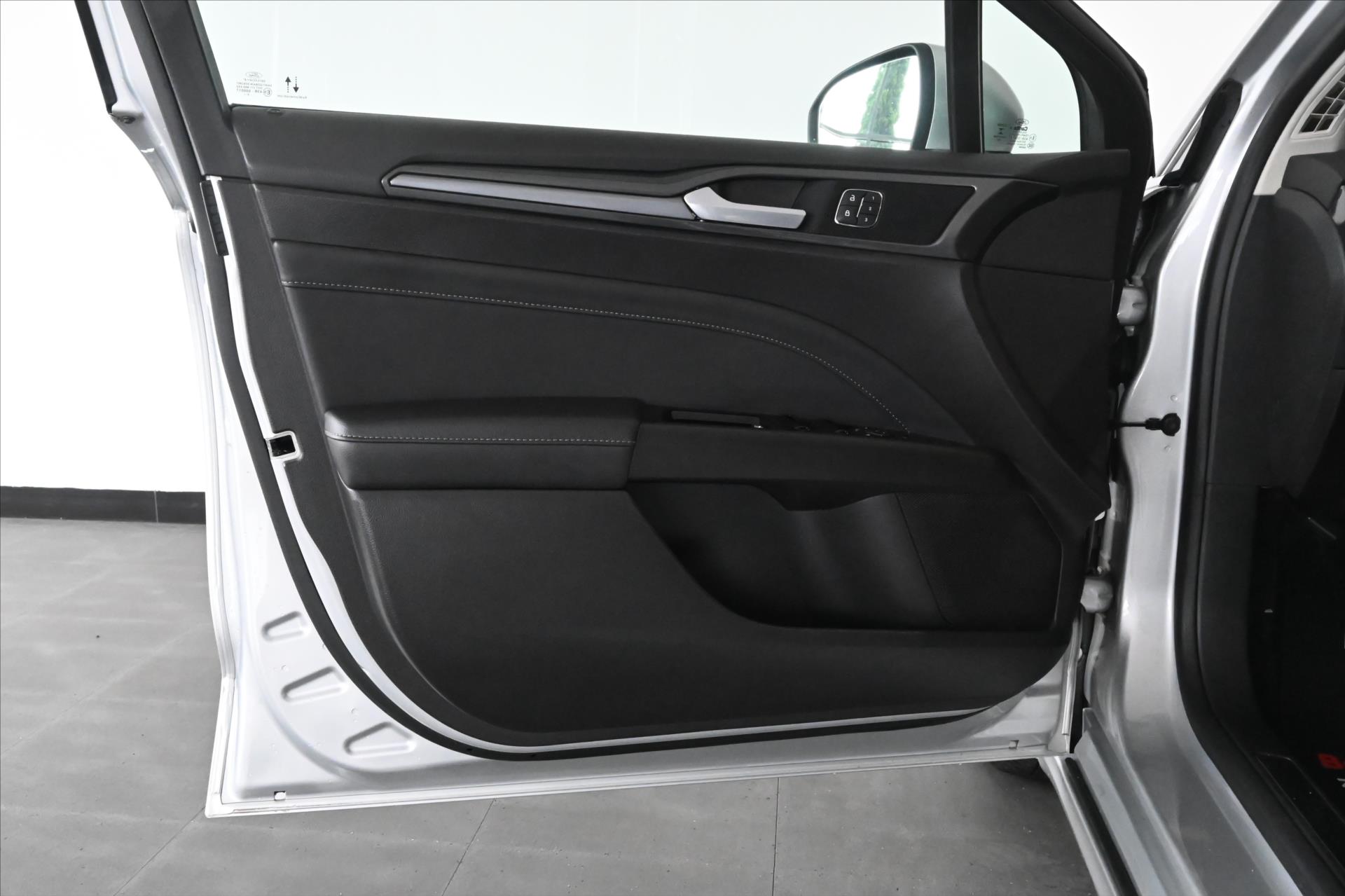 Hlavní fotografie vozu Ford Mondeo 2,0 EcoBlue 110 kW Titanium Záruka až 5 let (25)