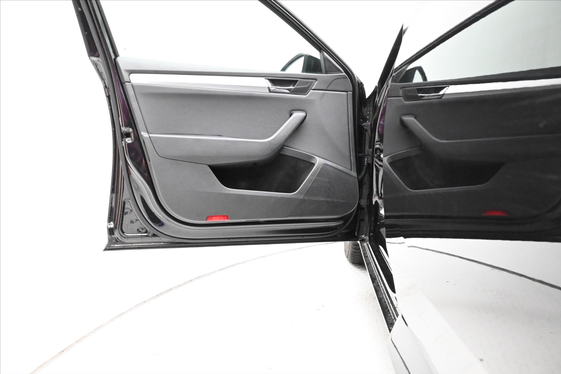 Main photo of the car Skoda Superb 2.0 TDI 110 kW DSG Clever Warranty up to 5 years (23)