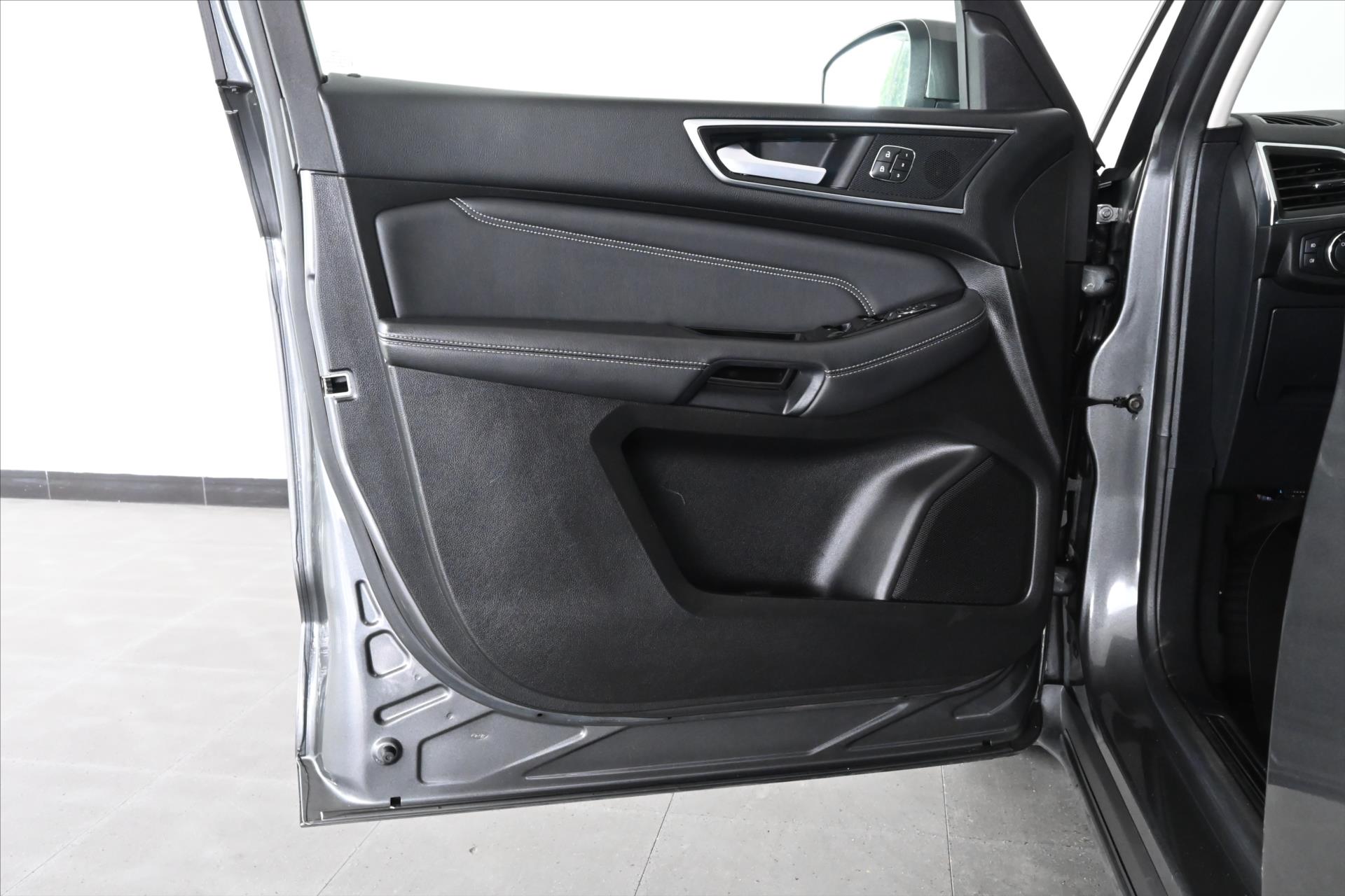 Hlavní fotografie vozu Ford Galaxy 2,0 EcoBlue 177 kW Titanium AT8 Záruka až 5 let (25)