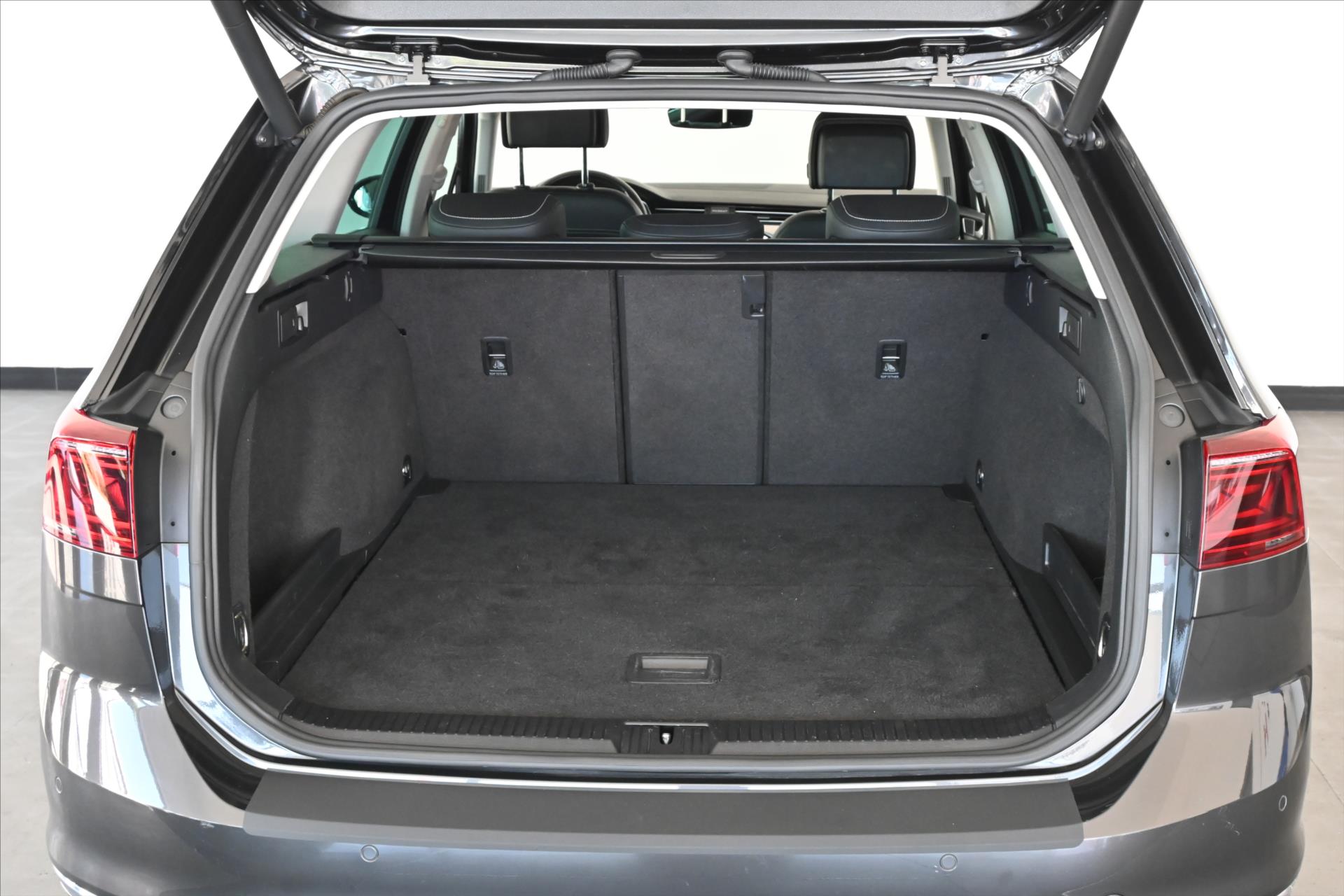 Hlavní fotografie vozu Volkswagen Passat 2,0 TDI 110 kW Elegance LED Záruka až 5 let (7)