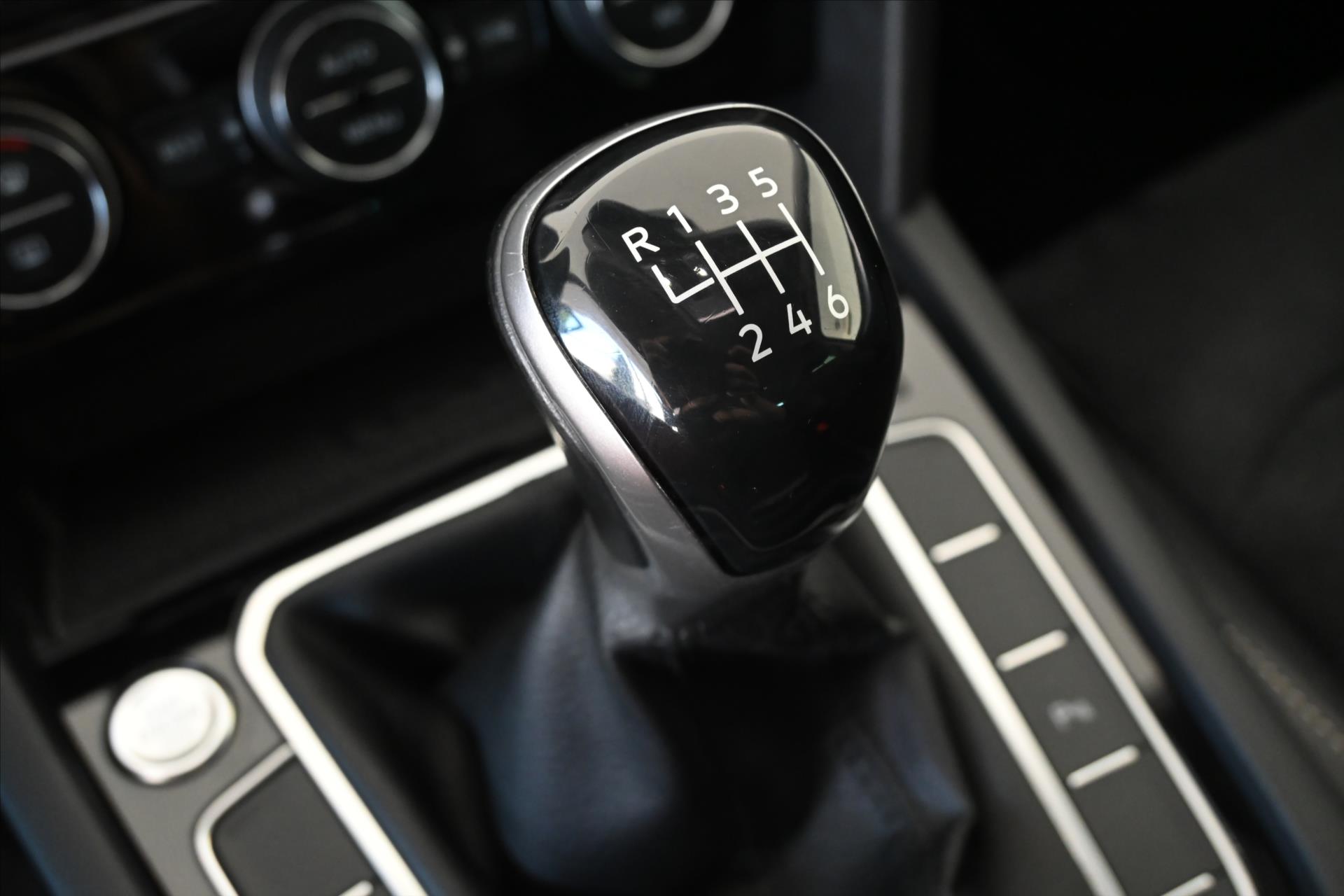 Hlavní fotografie vozu Volkswagen Passat 2,0 TDI 110 kW Elegance LED Záruka až 5 let (25)