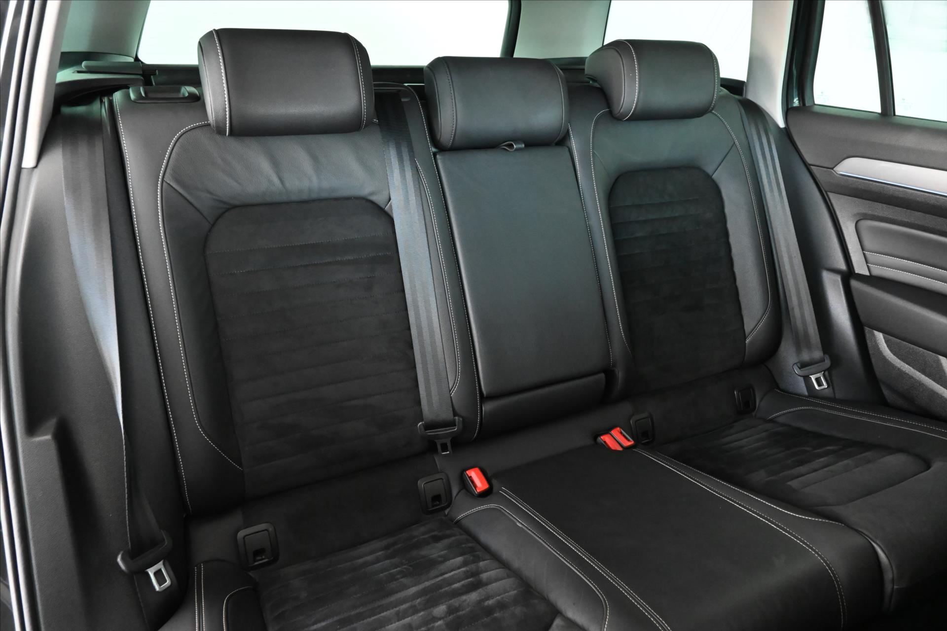 Hlavní fotografie vozu Volkswagen Passat 2,0 TDI 110 kW Elegance LED Záruka až 5 let (30)