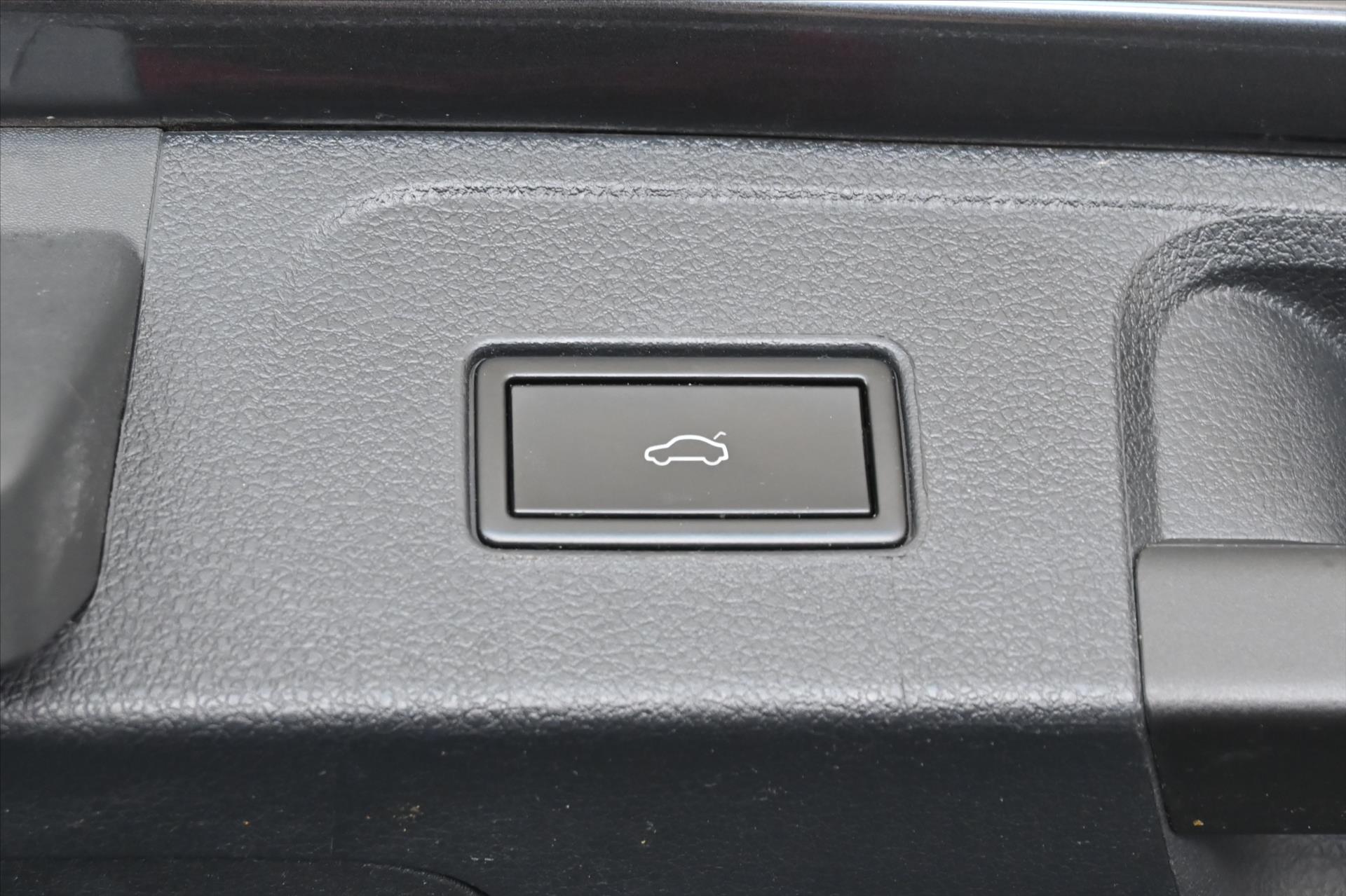 Hlavní fotografie vozu Volkswagen Passat 2,0 TDI 110 kW Elegance LED Záruka až 5 let (31)