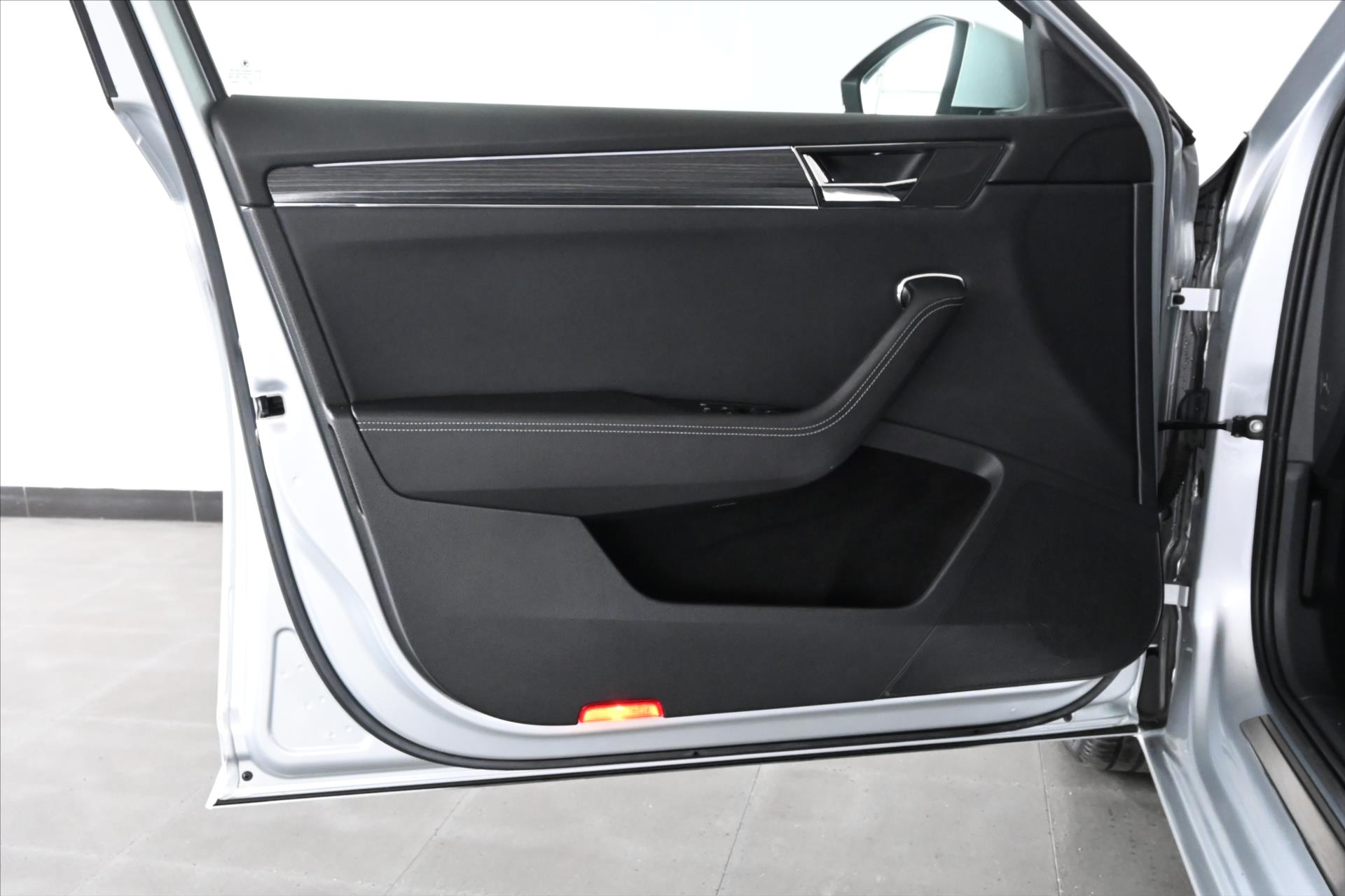 Hlavní fotografie vozu Škoda Superb 2,0 TDi 110kW DSG Style Záruka až 5 let (27)