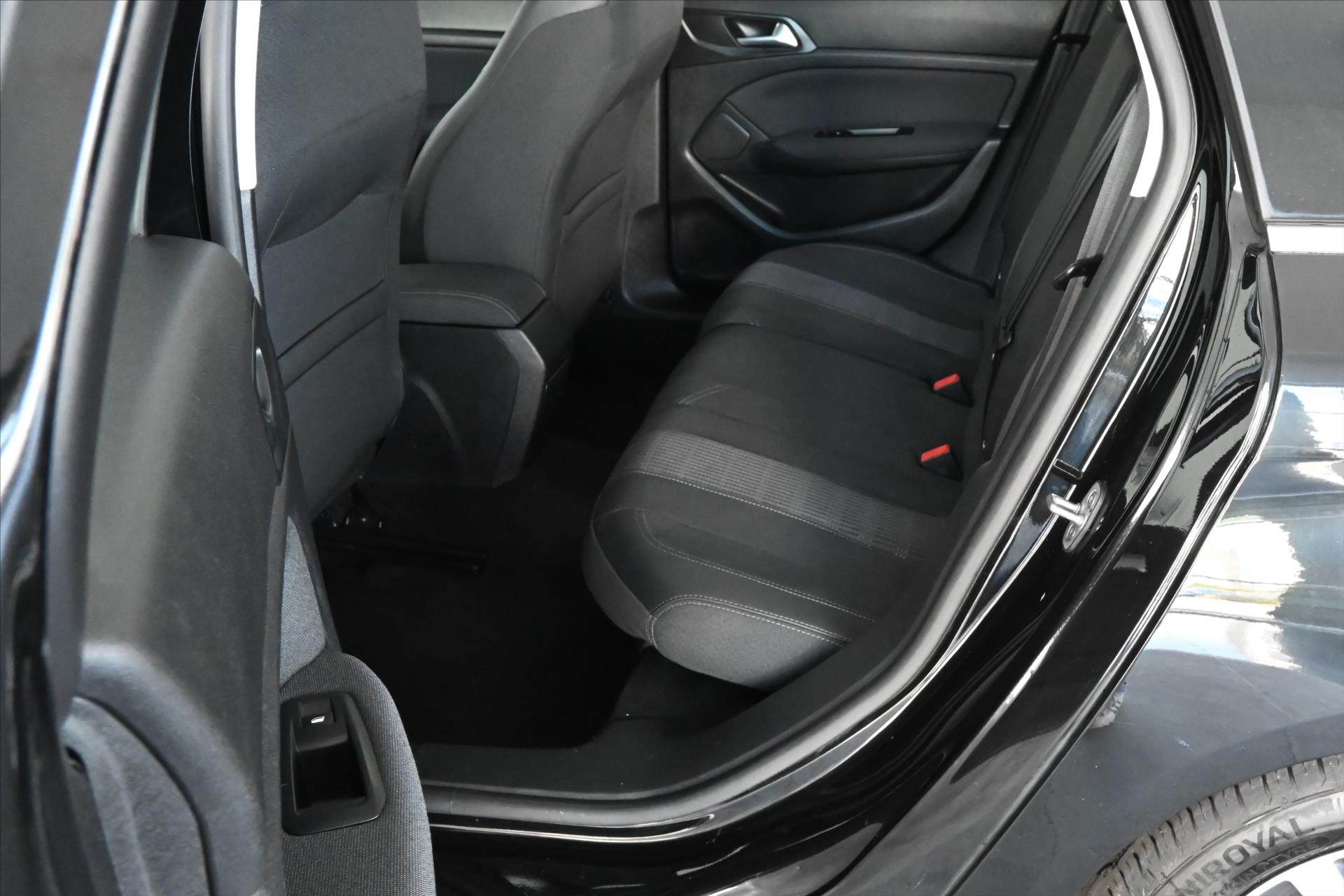 Main photo of the car Peugeot 308 1.5 BlueHDi 96 kW Allure Warranty up to 5 years (11)