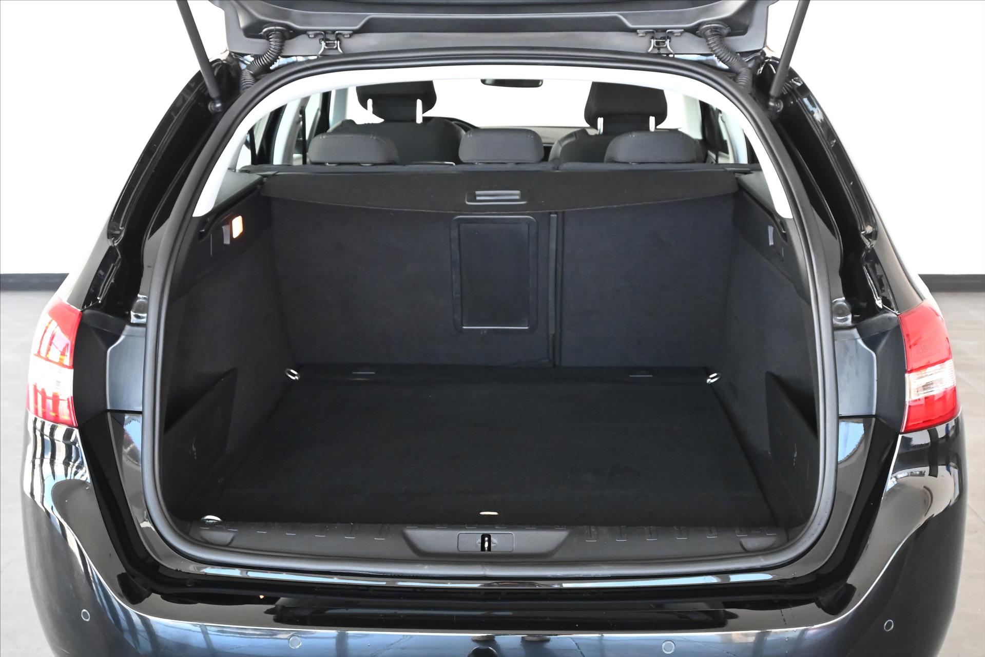 Main photo of the car Peugeot 308 1.5 BlueHDi 96 kW Allure Warranty up to 5 years (7)