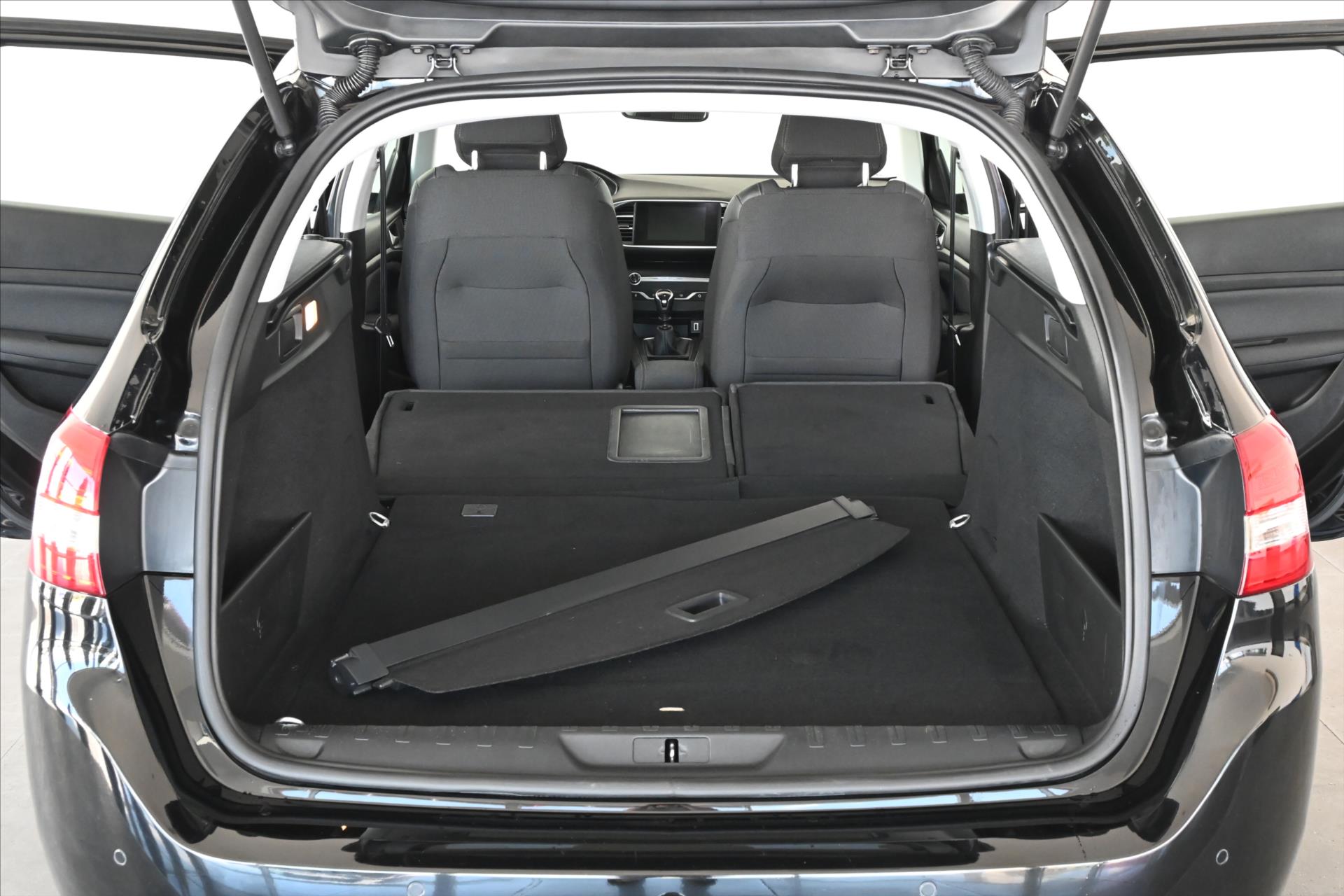 Main photo of the car Peugeot 308 1.5 BlueHDi 96 kW Allure Warranty up to 5 years (8)