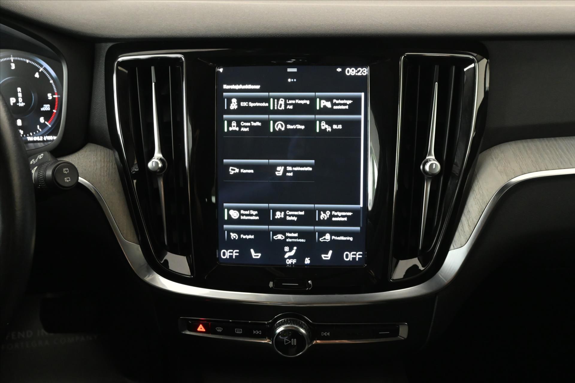 Main photo of the car Volvo V60 2.0 B4 145 kW AT8 Inscription Warranty up to 5 years (22)