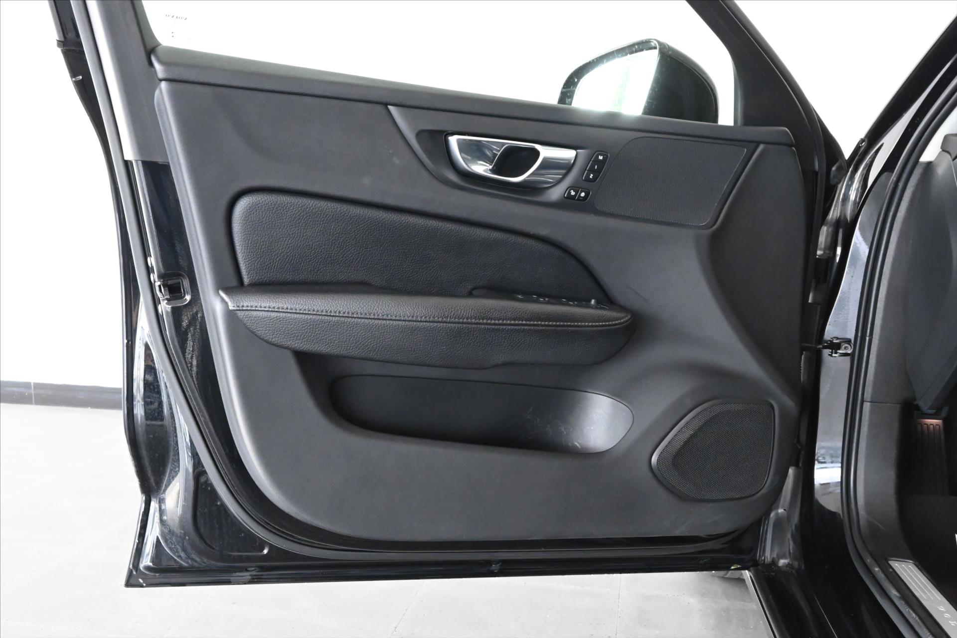 Main photo of the car Volvo V60 2.0 B4 145 kW AT8 Inscription Warranty up to 5 years (27)