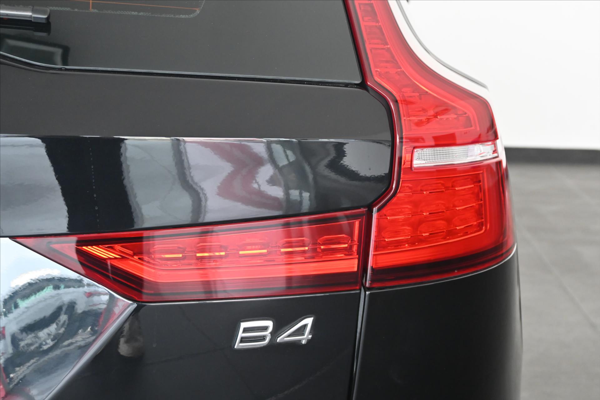 Main photo of the car Volvo V60 2.0 B4 145 kW AT8 Inscription Warranty up to 5 years (35)