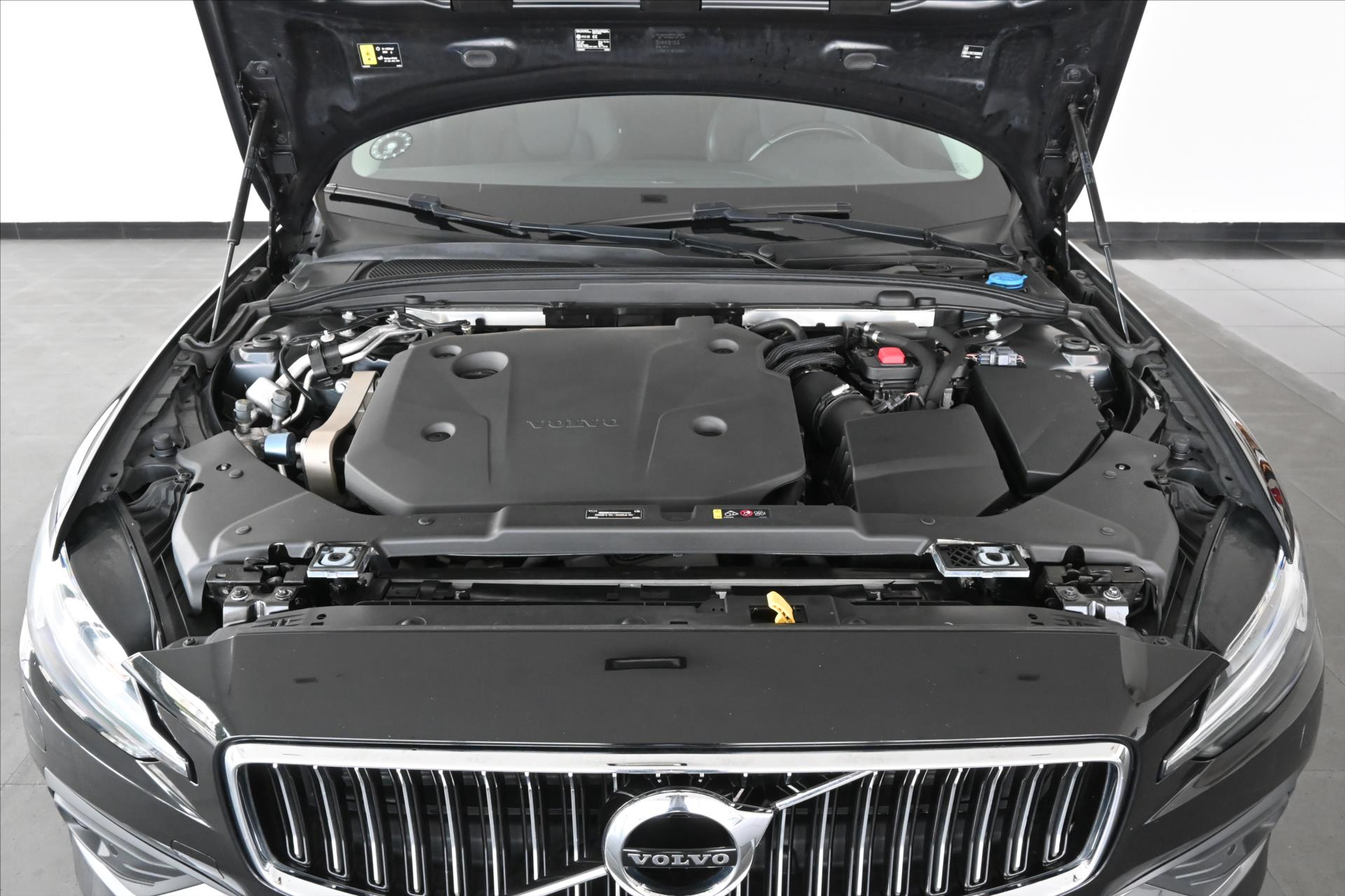 Main photo of the car Volvo V60 2.0 B4 145 kW AT8 Inscription Warranty up to 5 years (6)