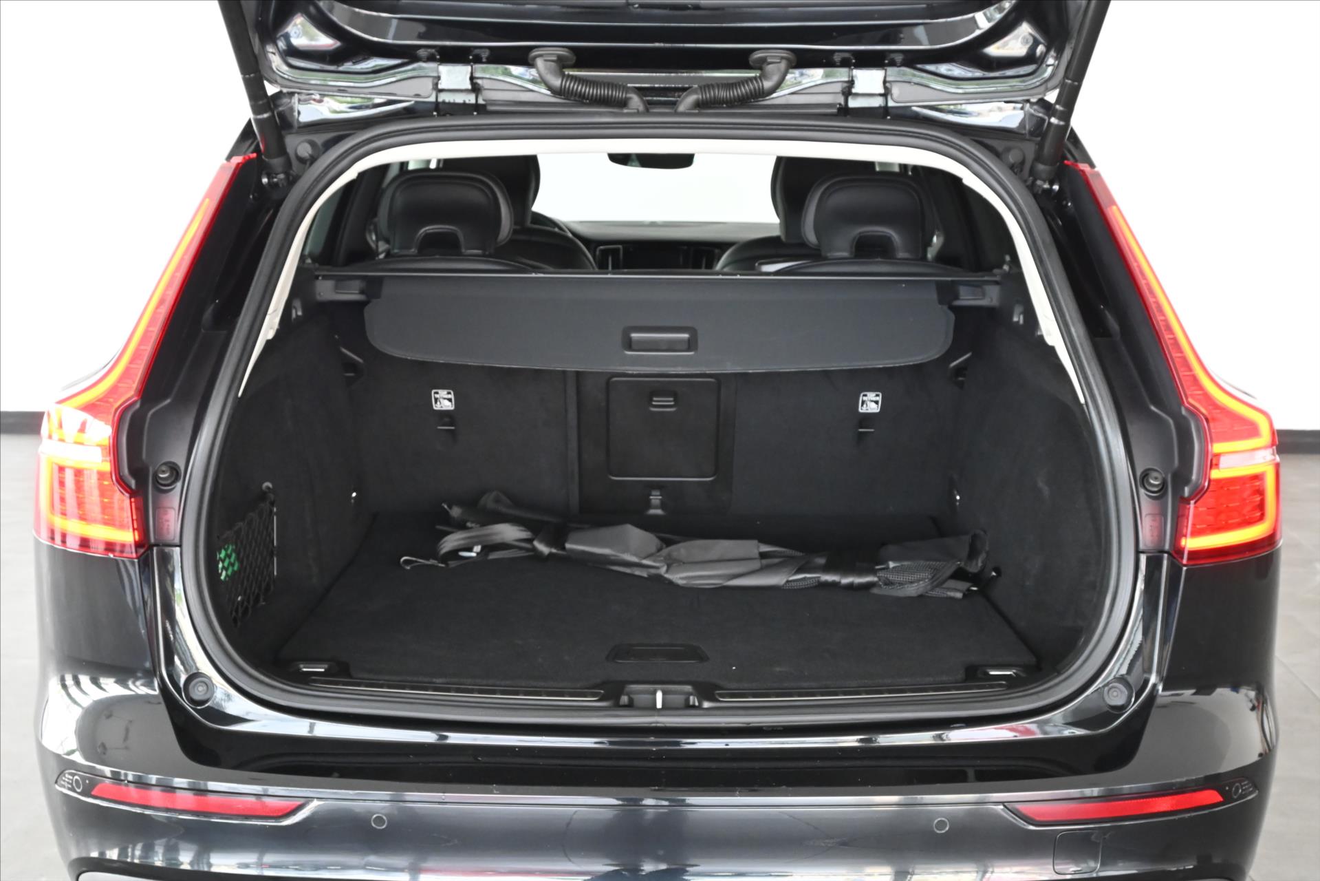 Main photo of the car Volvo V60 2.0 B4 145 kW AT8 Inscription Warranty up to 5 years (7)