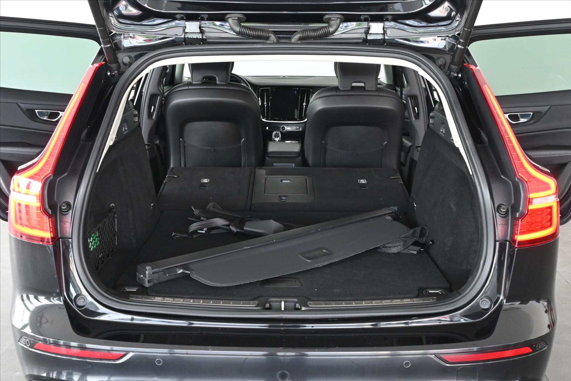 Main photo of the car Volvo V60 2.0 B4 145 kW AT8 Inscription Warranty up to 5 years (8)