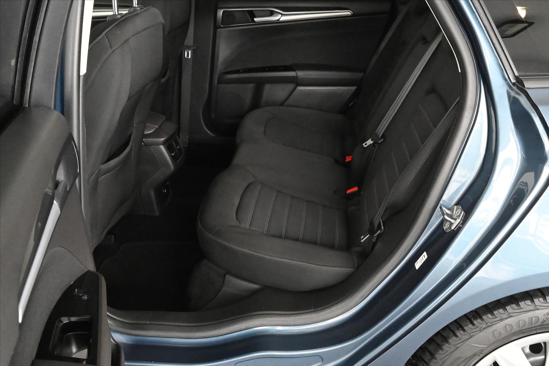 Hlavní fotografie vozu Ford Mondeo 2,0 EcoBlue 110 kW Titanium AT8 Záruka až 5 let (11)