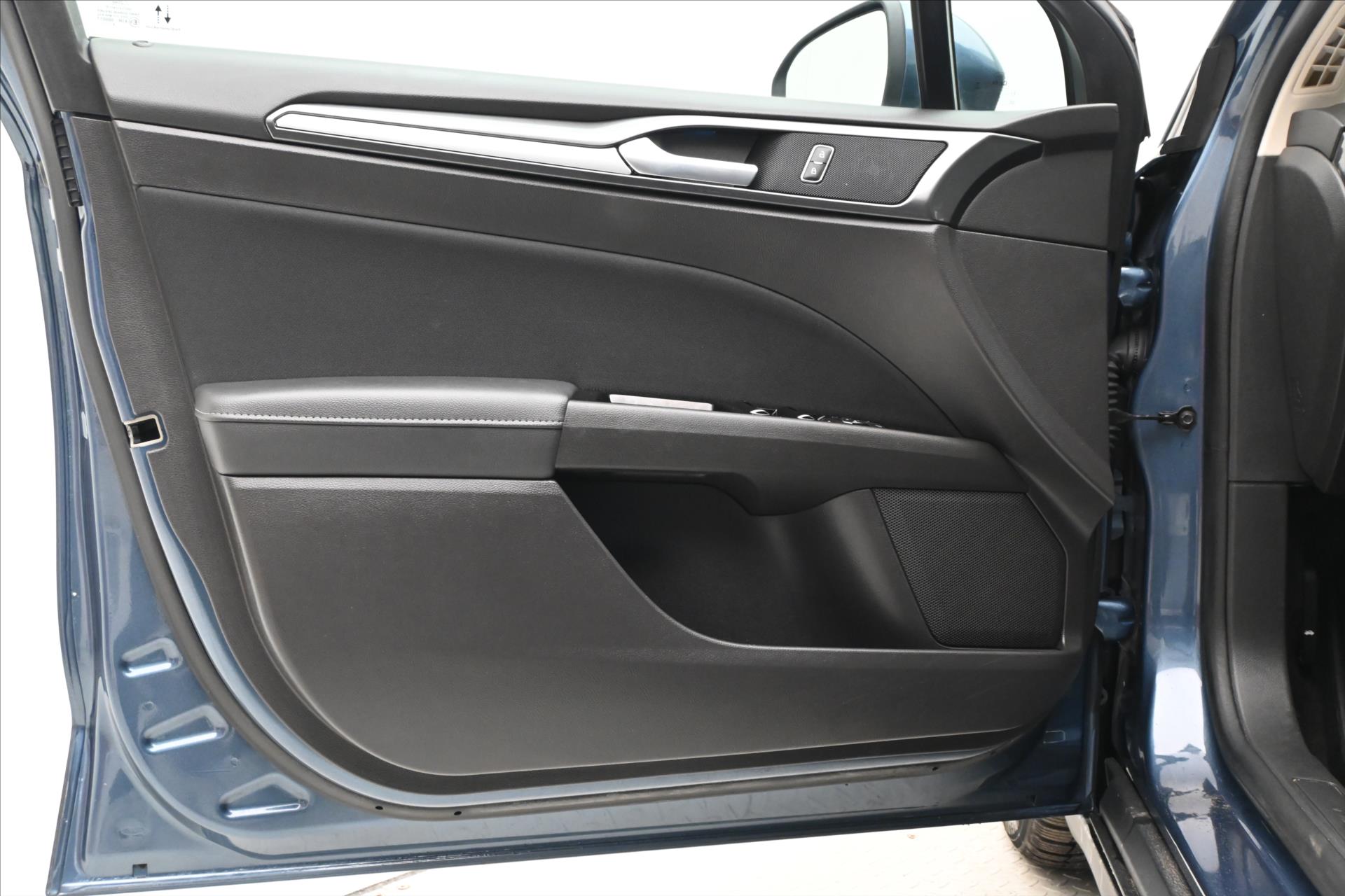 Hlavní fotografie vozu Ford Mondeo 2,0 EcoBlue 110 kW Titanium AT8 Záruka až 5 let (23)