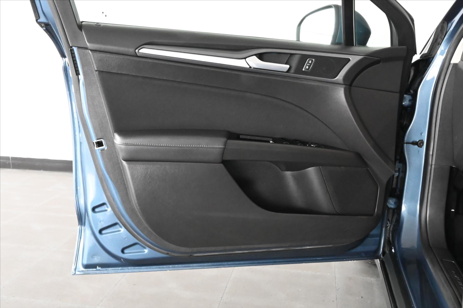 Hlavní fotografie vozu Ford Mondeo 2,0 EcoBlue 110 kW Titanium AT8 Záruka až 5 let (25)