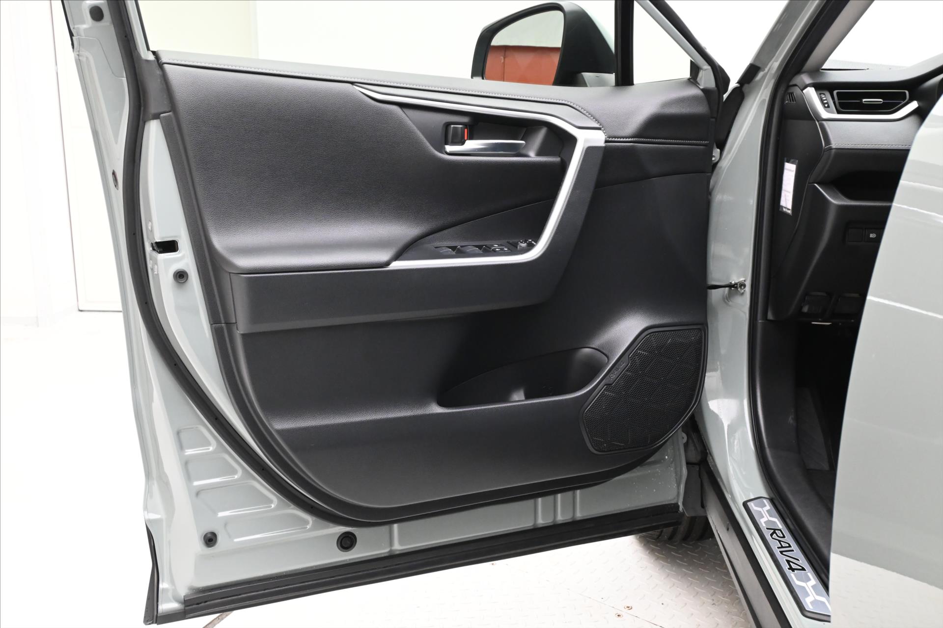 Hlavní fotografie vozu Toyota Rav4 2,0 VVT-I 129 kW Business Záruka až 5 let (23)