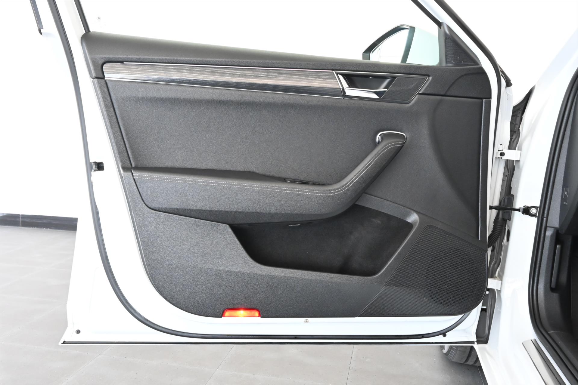 Hlavní fotografie vozu Škoda Superb 2,0 TDI 110 KW DSG Style Záruka až 5 let (26)