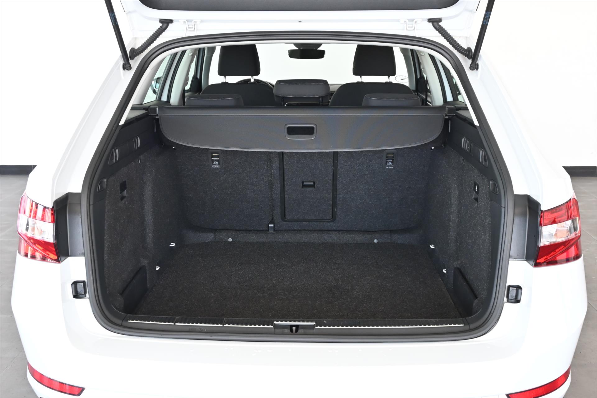 Hlavní fotografie vozu Škoda Superb 2,0 TDI 110 KW DSG Style Záruka až 5 let (7)