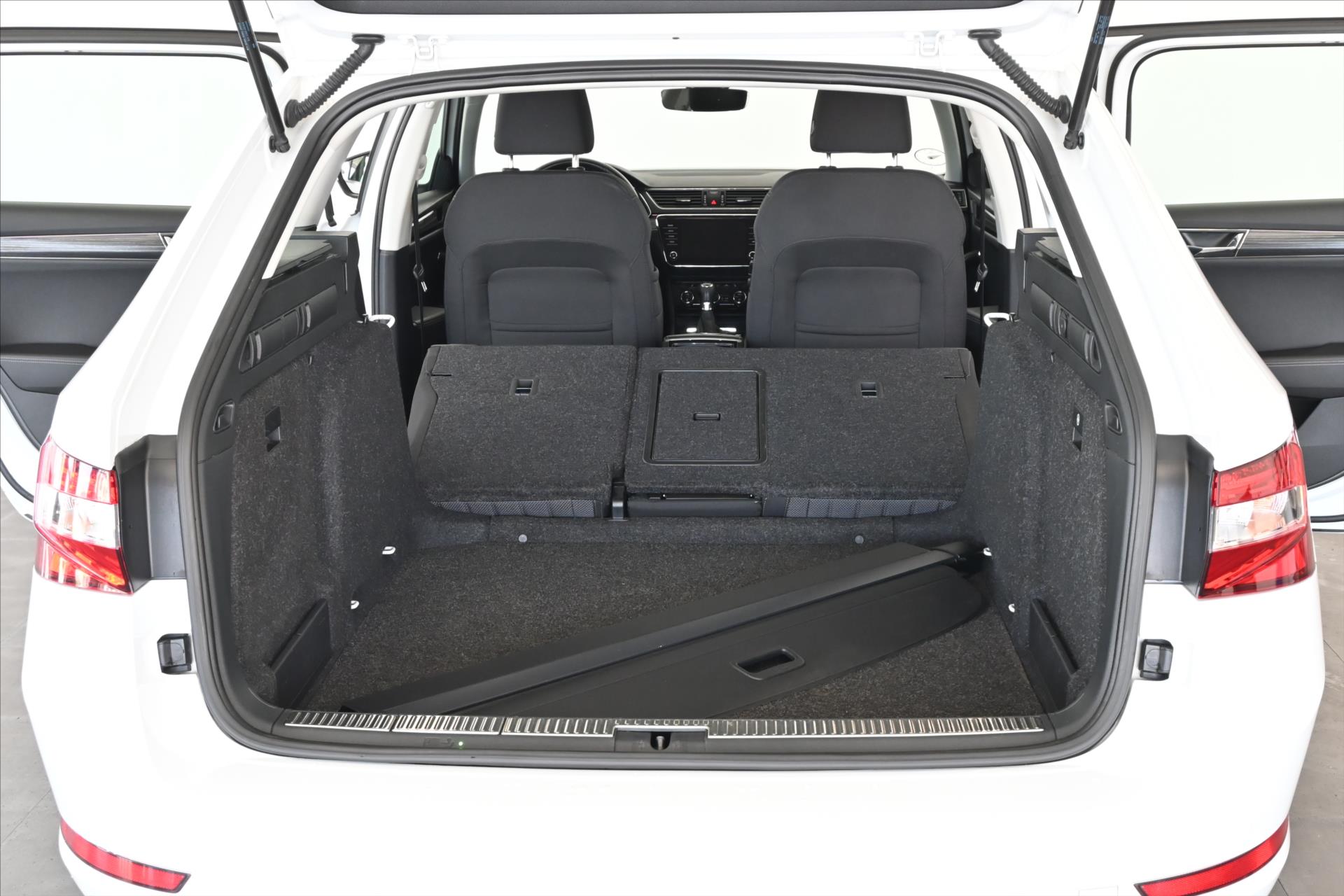 Hlavní fotografie vozu Škoda Superb 2,0 TDI 110KW DSG STYLE Záruka až 5 let (7)