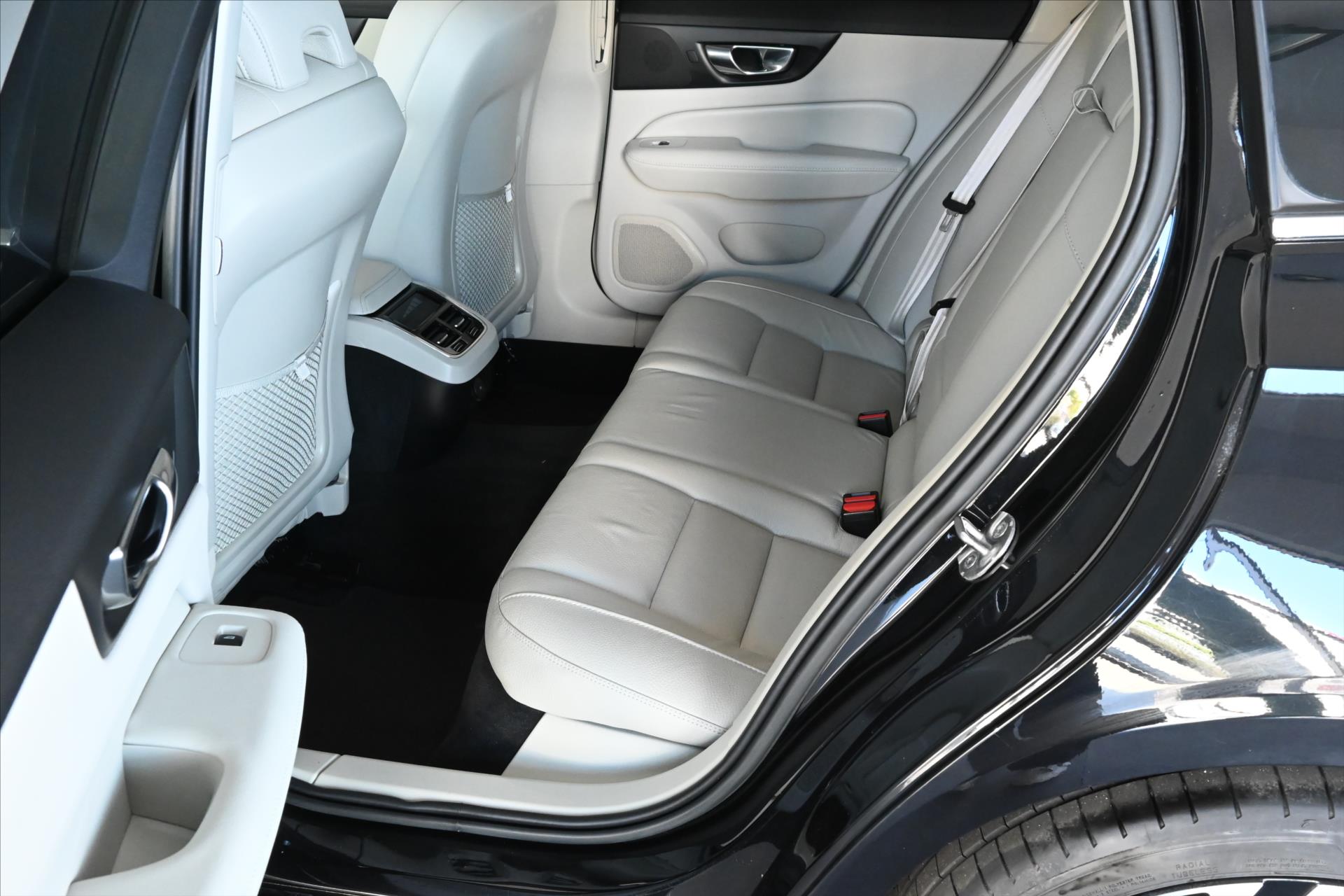 Hlavní fotografie vozu Volvo V60 2,0 B4 145 KW AT8 INSCRIPTION Záruka až 5 let (10)