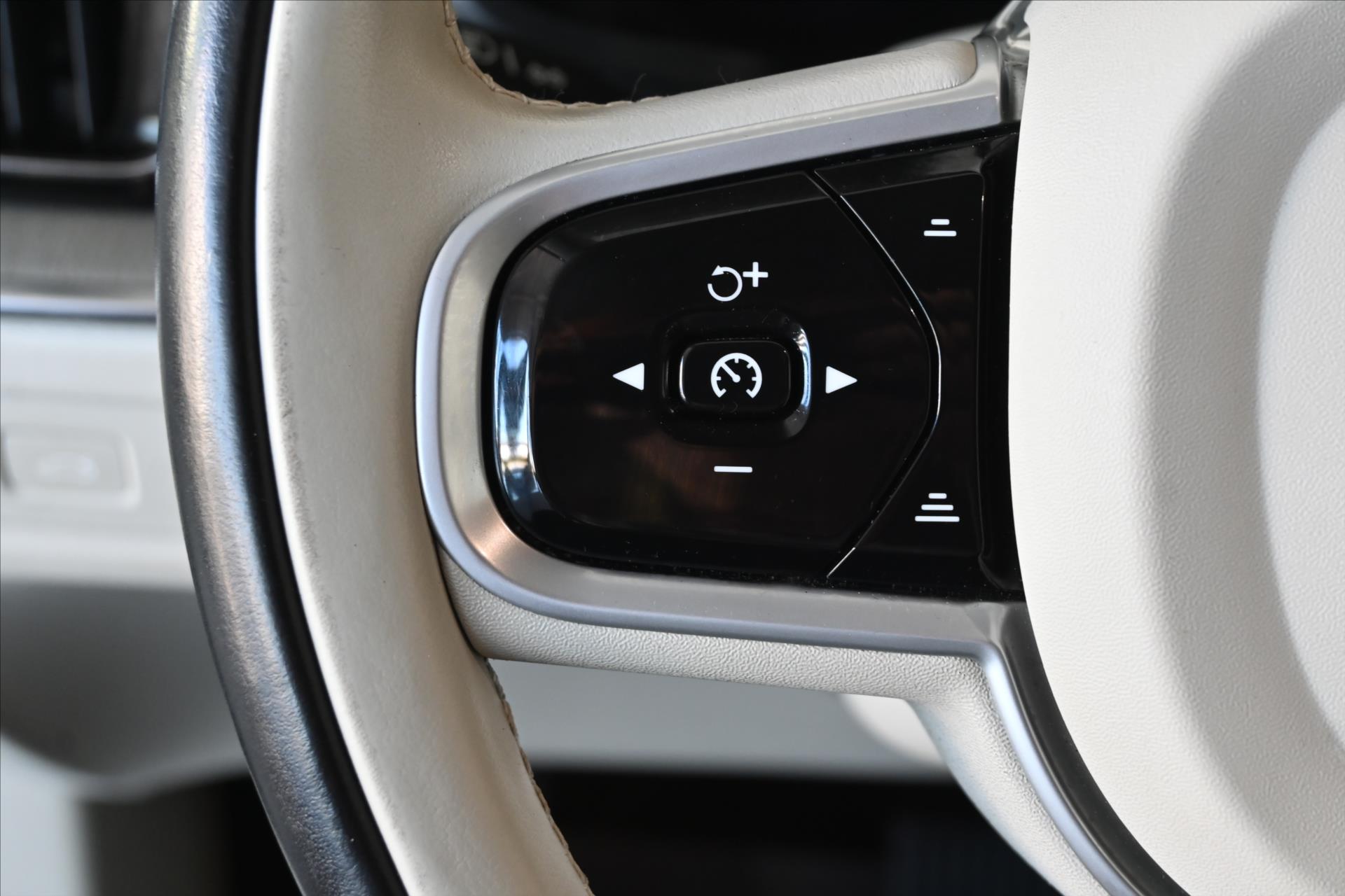 Hlavní fotografie vozu Volvo V60 2,0 B4 145 KW AT8 INSCRIPTION Záruka až 5 let (17)