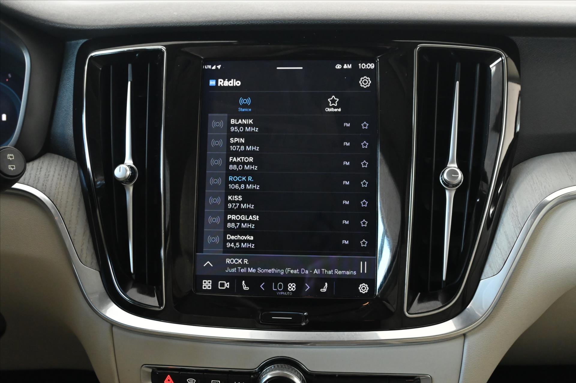 Hlavní fotografie vozu Volvo V60 2,0 B4 145 KW AT8 INSCRIPTION Záruka až 5 let (19)