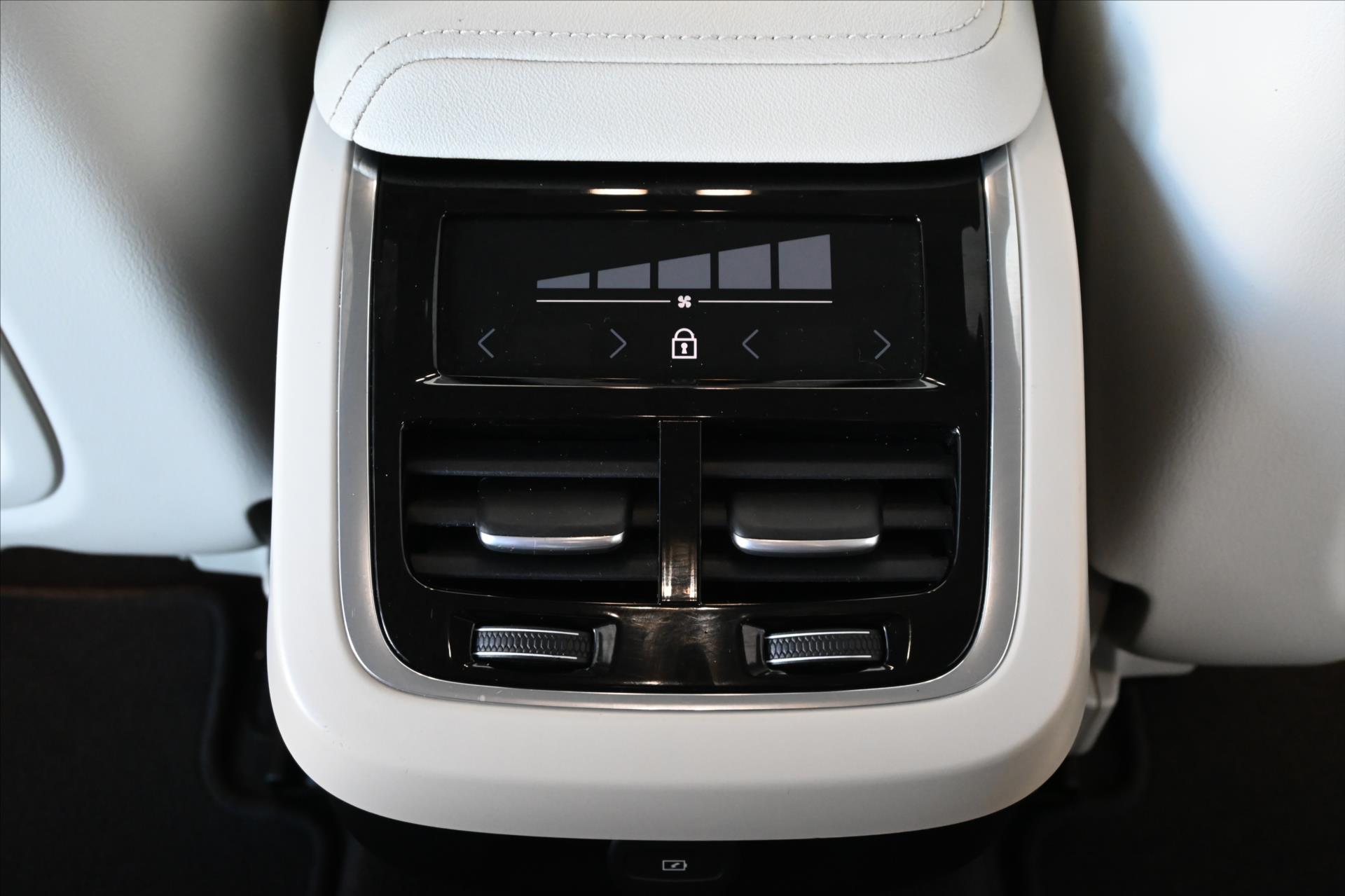 Hlavní fotografie vozu Volvo V60 2,0 B4 145 KW AT8 INSCRIPTION Záruka až 5 let (23)