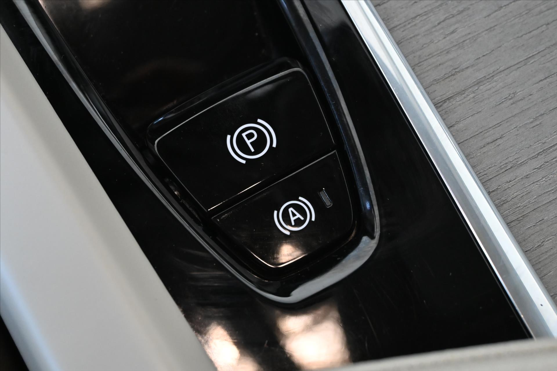 Hlavní fotografie vozu Volvo V60 2,0 B4 145 KW AT8 INSCRIPTION Záruka až 5 let (25)