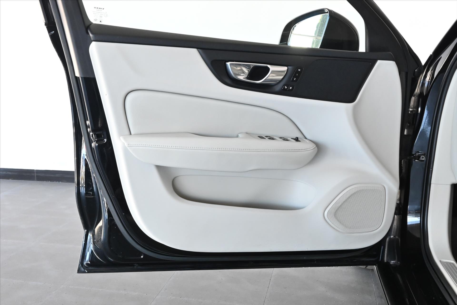 Hlavní fotografie vozu Volvo V60 2,0 B4 145 KW AT8 INSCRIPTION Záruka až 5 let (26)