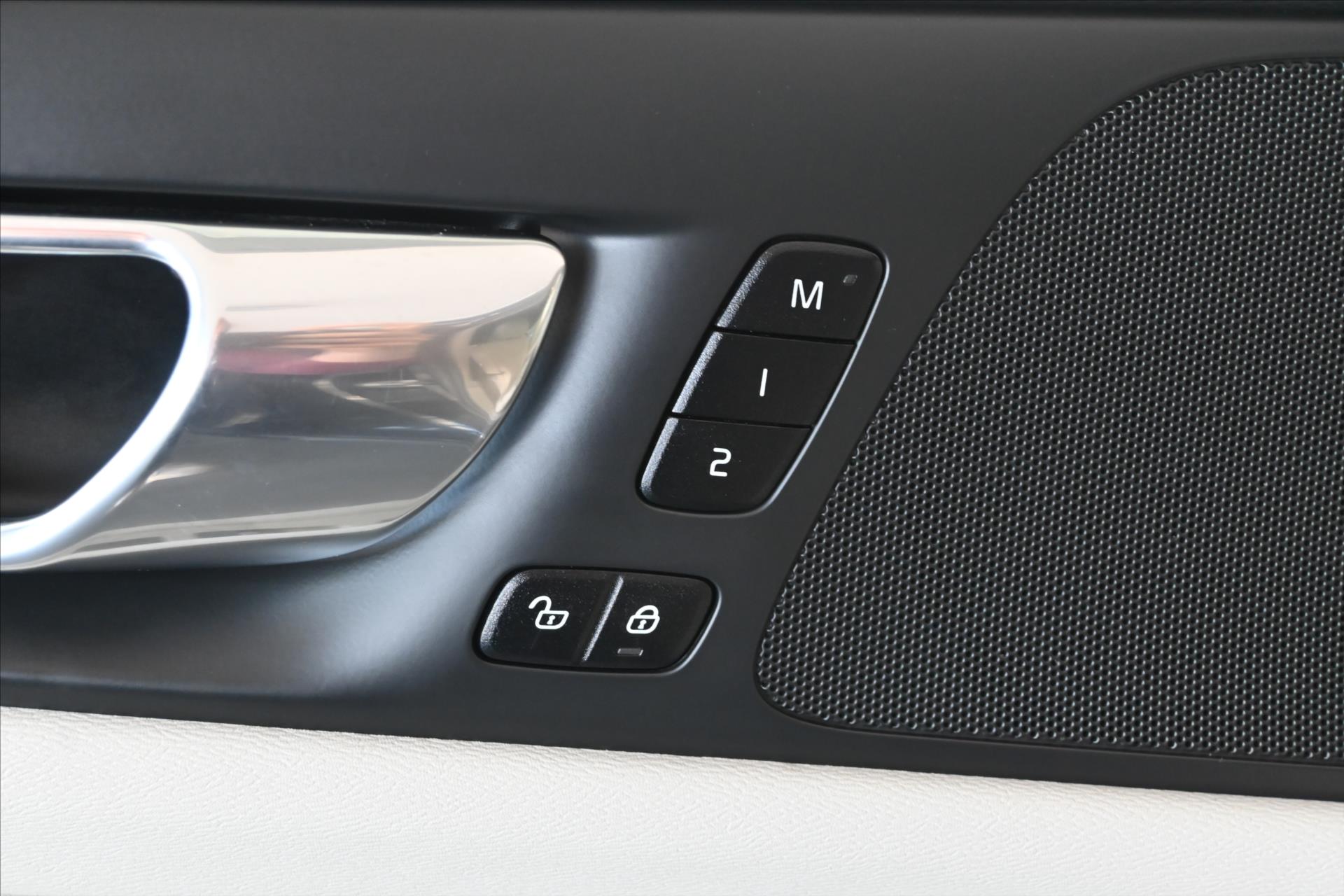 Hlavní fotografie vozu Volvo V60 2,0 B4 145 KW AT8 INSCRIPTION Záruka až 5 let (27)