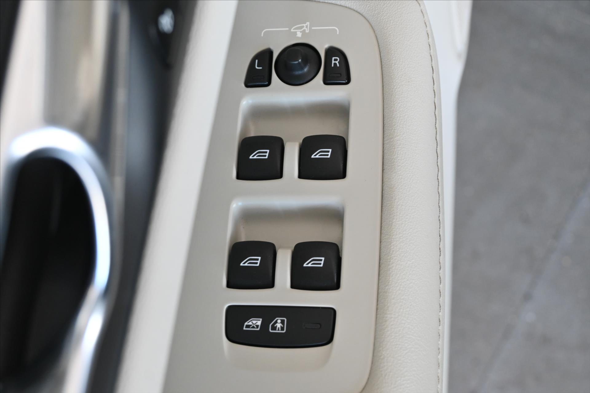 Hlavní fotografie vozu Volvo V60 2,0 B4 145 KW AT8 INSCRIPTION Záruka až 5 let (28)