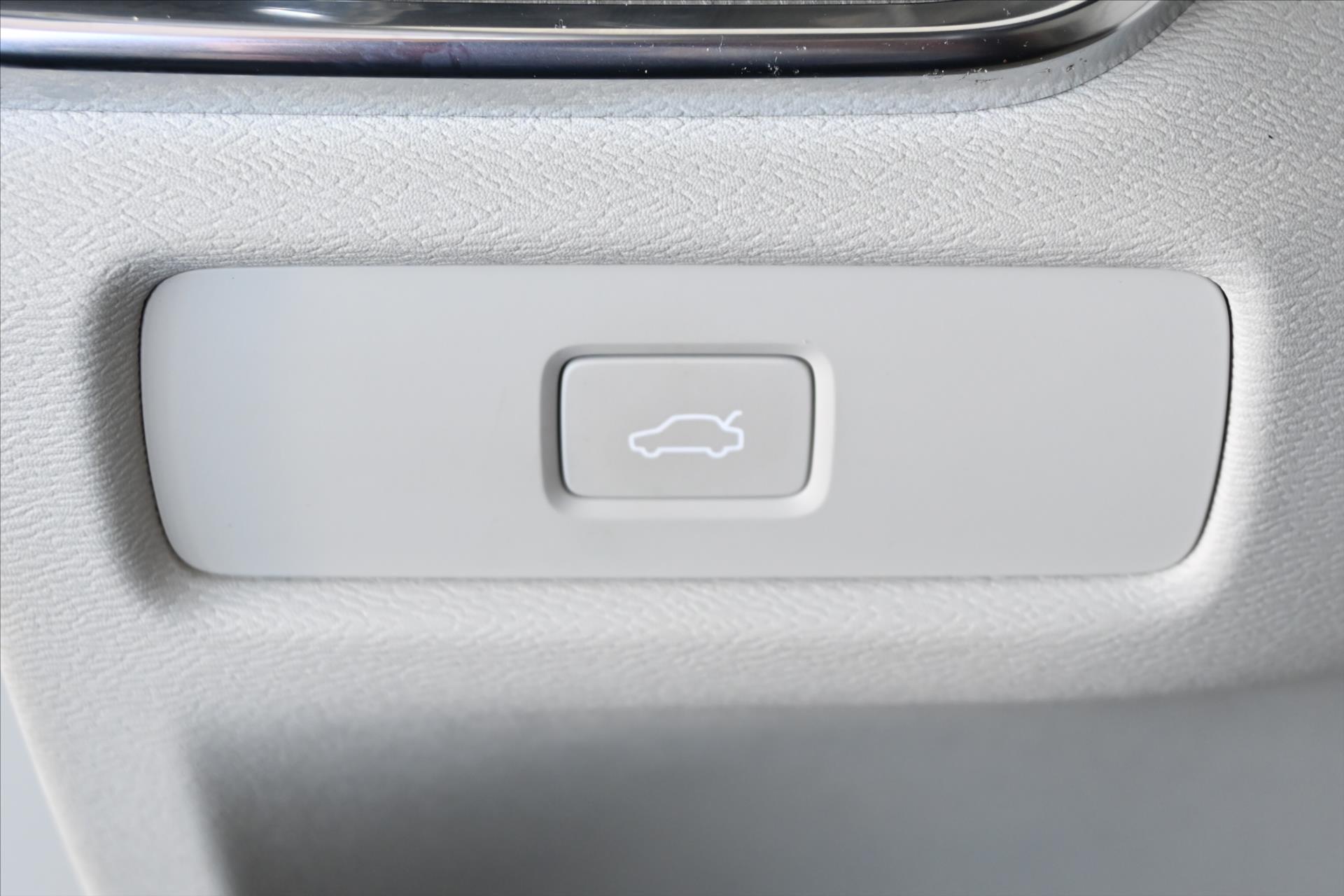 Hlavní fotografie vozu Volvo V60 2,0 B4 145 KW AT8 INSCRIPTION Záruka až 5 let (29)