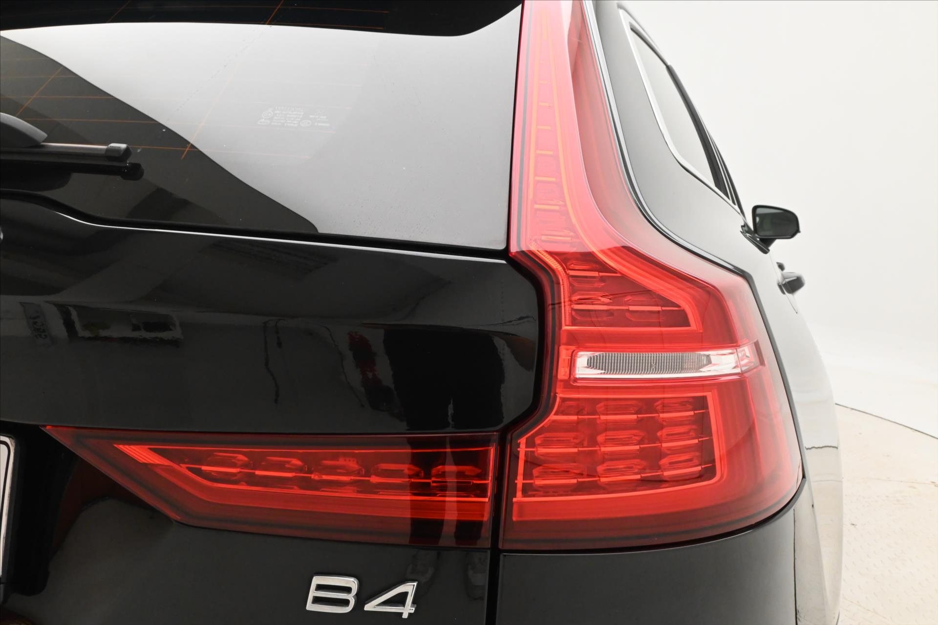 Hlavní fotografie vozu Volvo V60 2,0 B4 145 KW AT8 Inscription Záruka až 5 let (30)