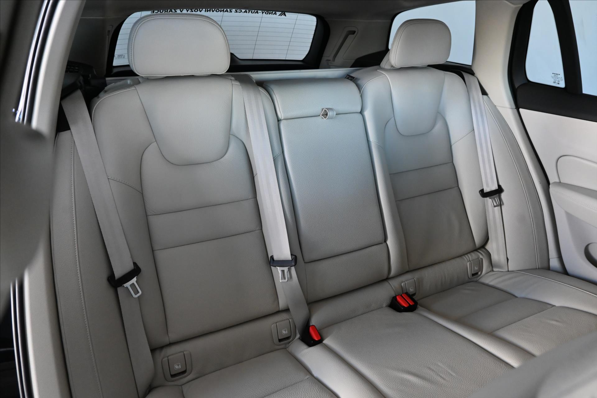 Hlavní fotografie vozu Volvo V60 2,0 B4 145 KW AT8 INSCRIPTION Záruka až 5 let (30)