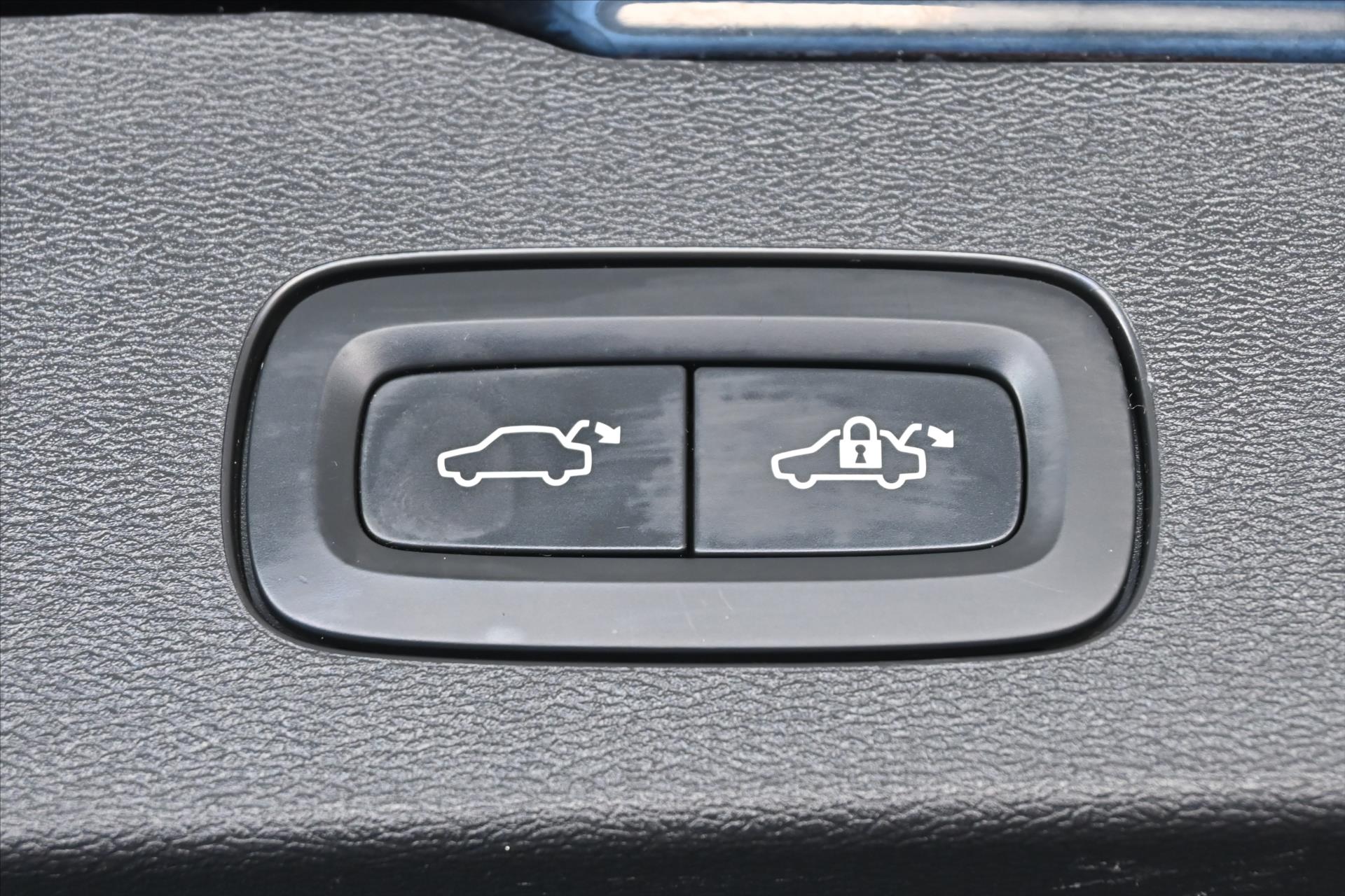 Hlavní fotografie vozu Volvo V60 2,0 B4 145 KW AT8 INSCRIPTION Záruka až 5 let (32)