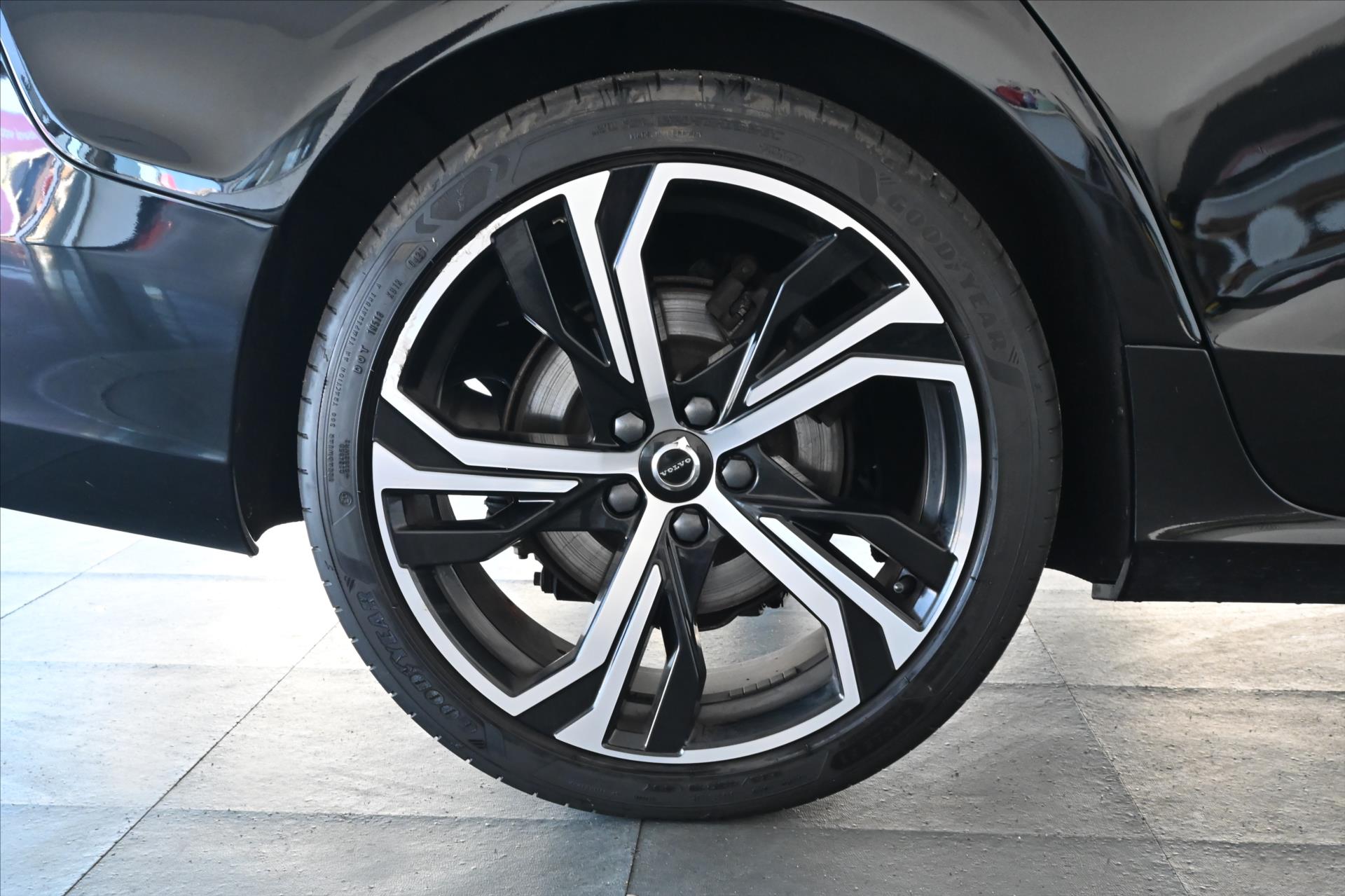 Hlavní fotografie vozu Volvo V60 2,0 B4 145 KW AT8 INSCRIPTION Záruka až 5 let (36)