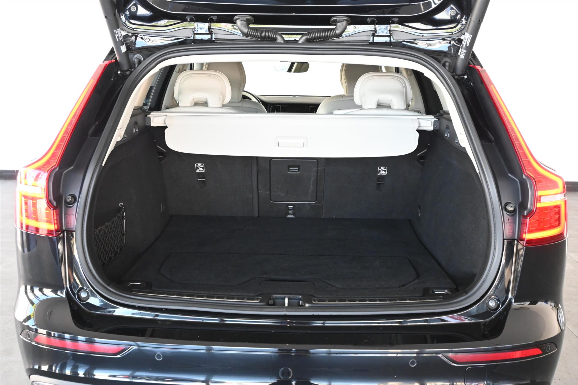 Hlavní fotografie vozu Volvo V60 2,0 B4 145 KW AT8 INSCRIPTION Záruka až 5 let (6)