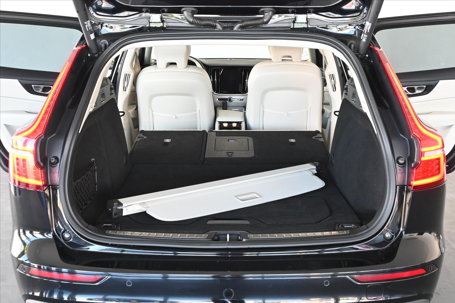 Hlavní fotografie vozu Volvo V60 2,0 B4 145 KW AT8 INSCRIPTION Záruka až 5 let (7)