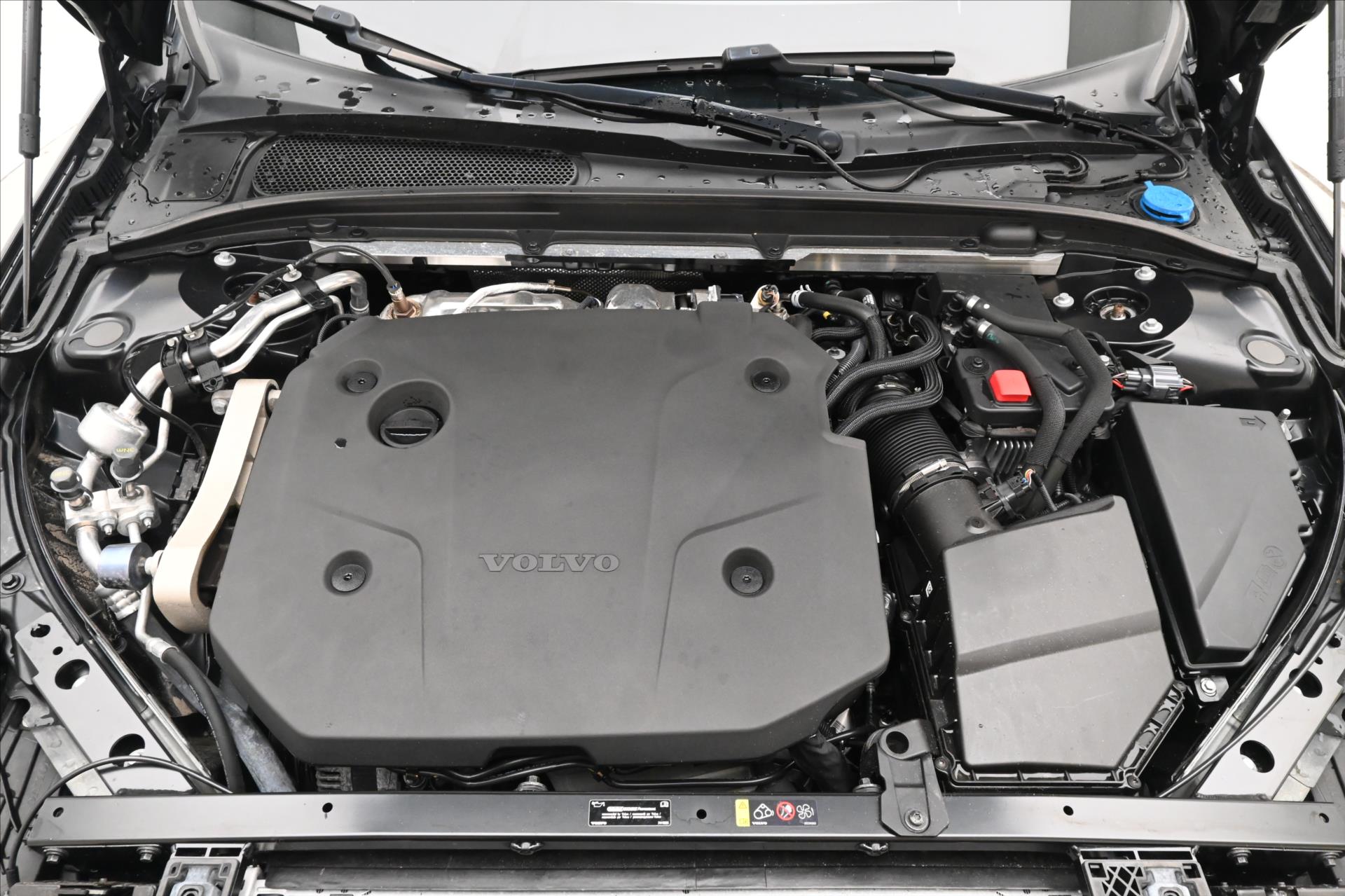 Hlavní fotografie vozu Volvo V60 2,0 B4 145 KW AT8 Inscription Záruka až 5 let (9)