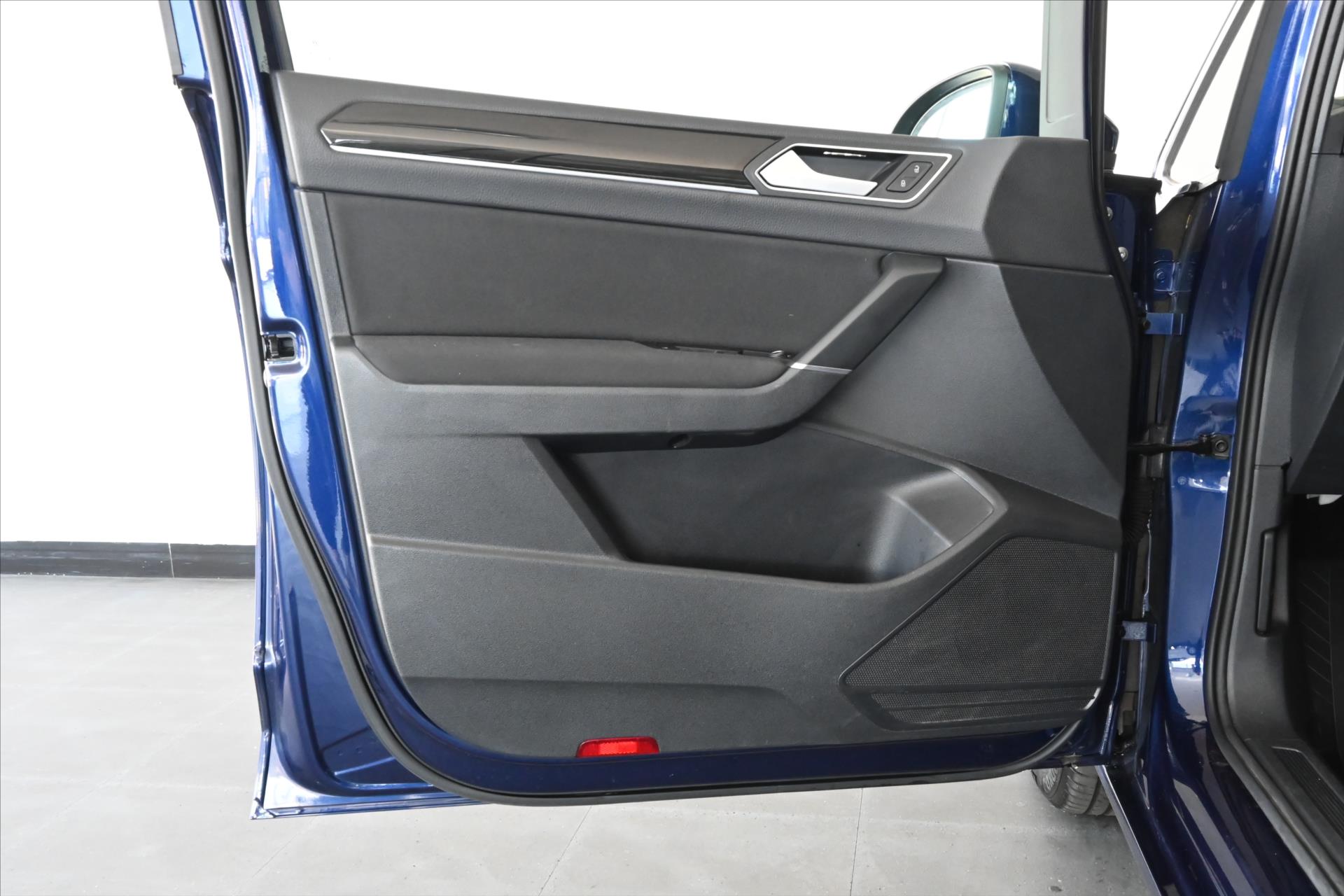 Main photo of the car Volkswagen Touran 2.0 TDI 110 kW DSG 7-seat Highline Warranty up to 5 years (27)