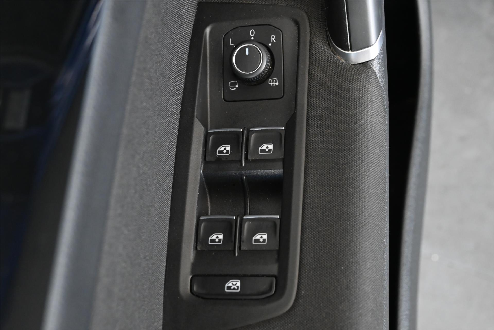 Main photo of the car Volkswagen Touran 2.0 TDI 110 kW DSG 7-seat Highline Warranty up to 5 years (28)