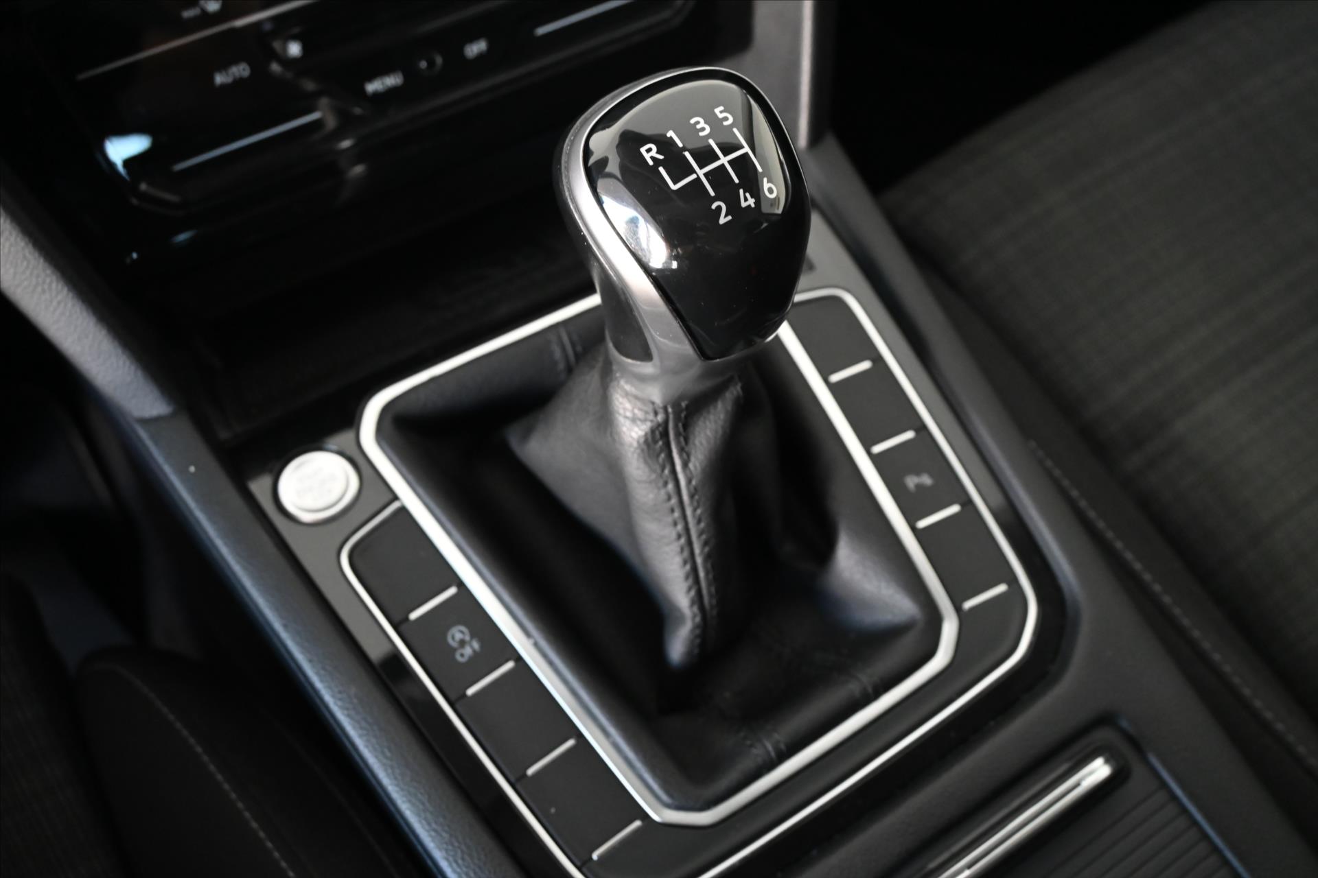 Hlavní fotografie vozu Volkswagen Passat 1,5 TSI 110 KW Business Záruka až 5 let (24)