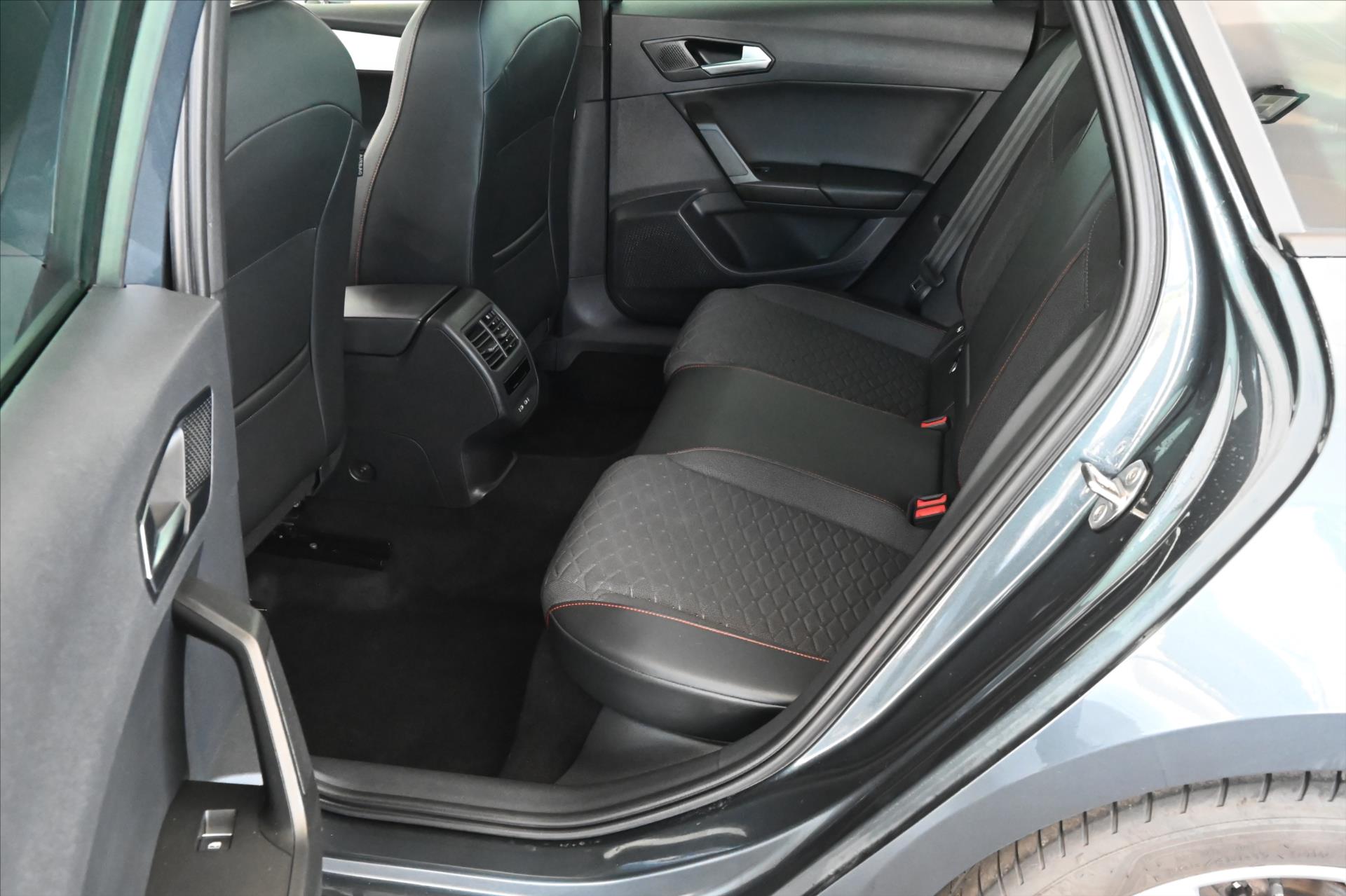 Hlavní fotografie vozu Seat Leon 2,0 FR TDI 110 kW DSG Záruka až 5 let (11)