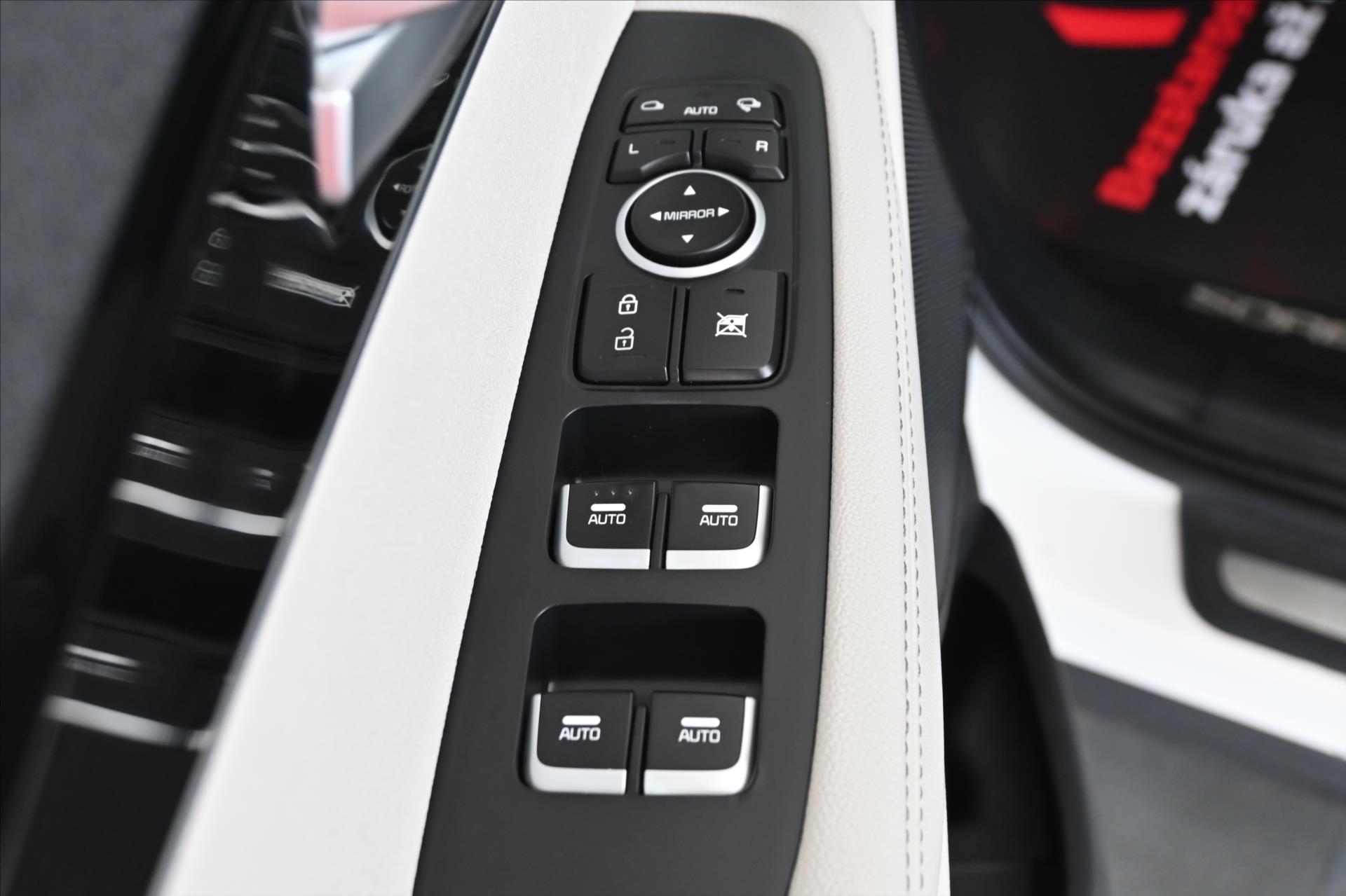 Hlavní fotografie vozu Kia Sorento 2,2 CRDi 147 kW 4x4 AT6 Premium Záruka až 5 let (29)