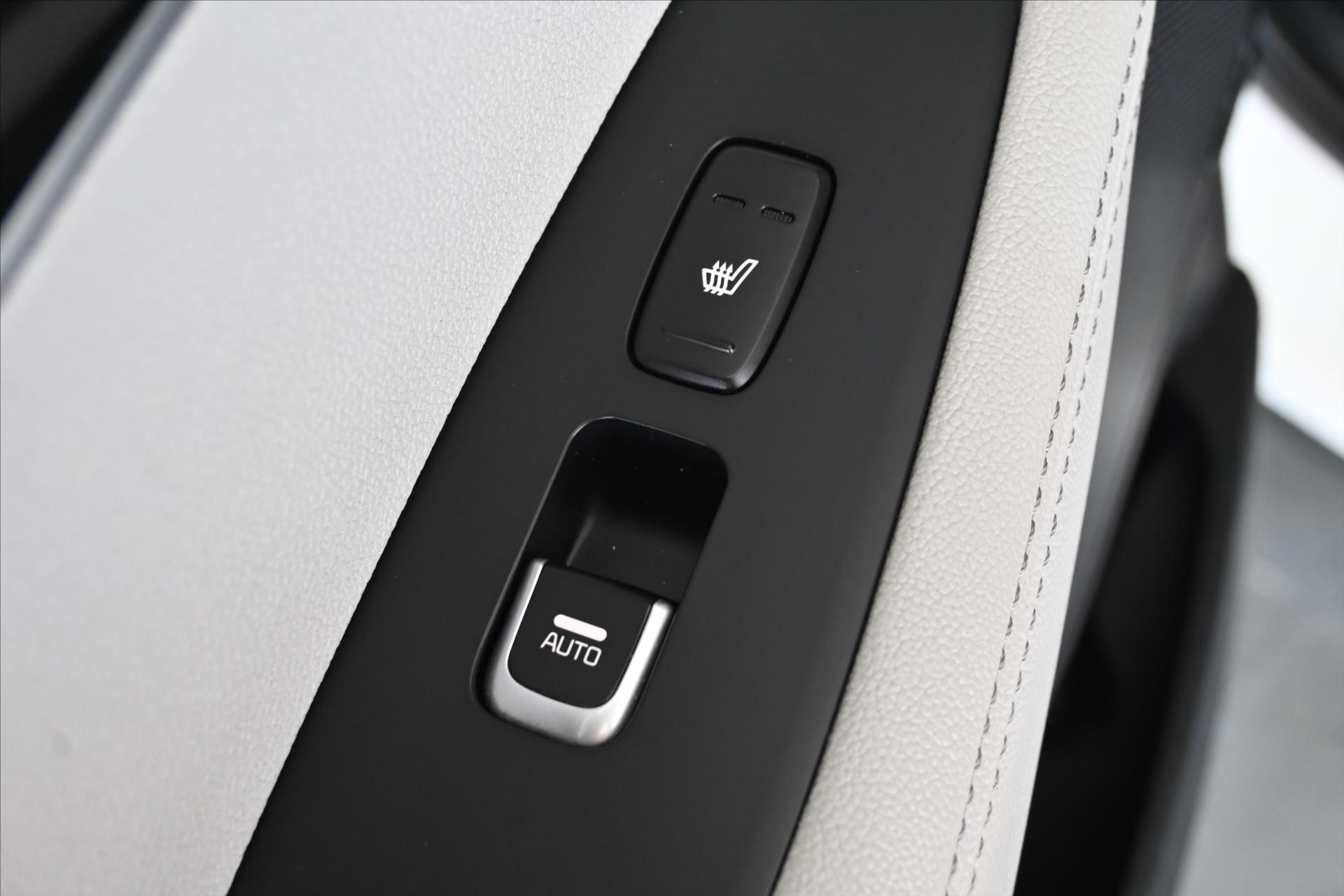 Hlavní fotografie vozu Kia Sorento 2,2 CRDi 147 kW 4x4 AT6 Premium Záruka až 5 let (30)