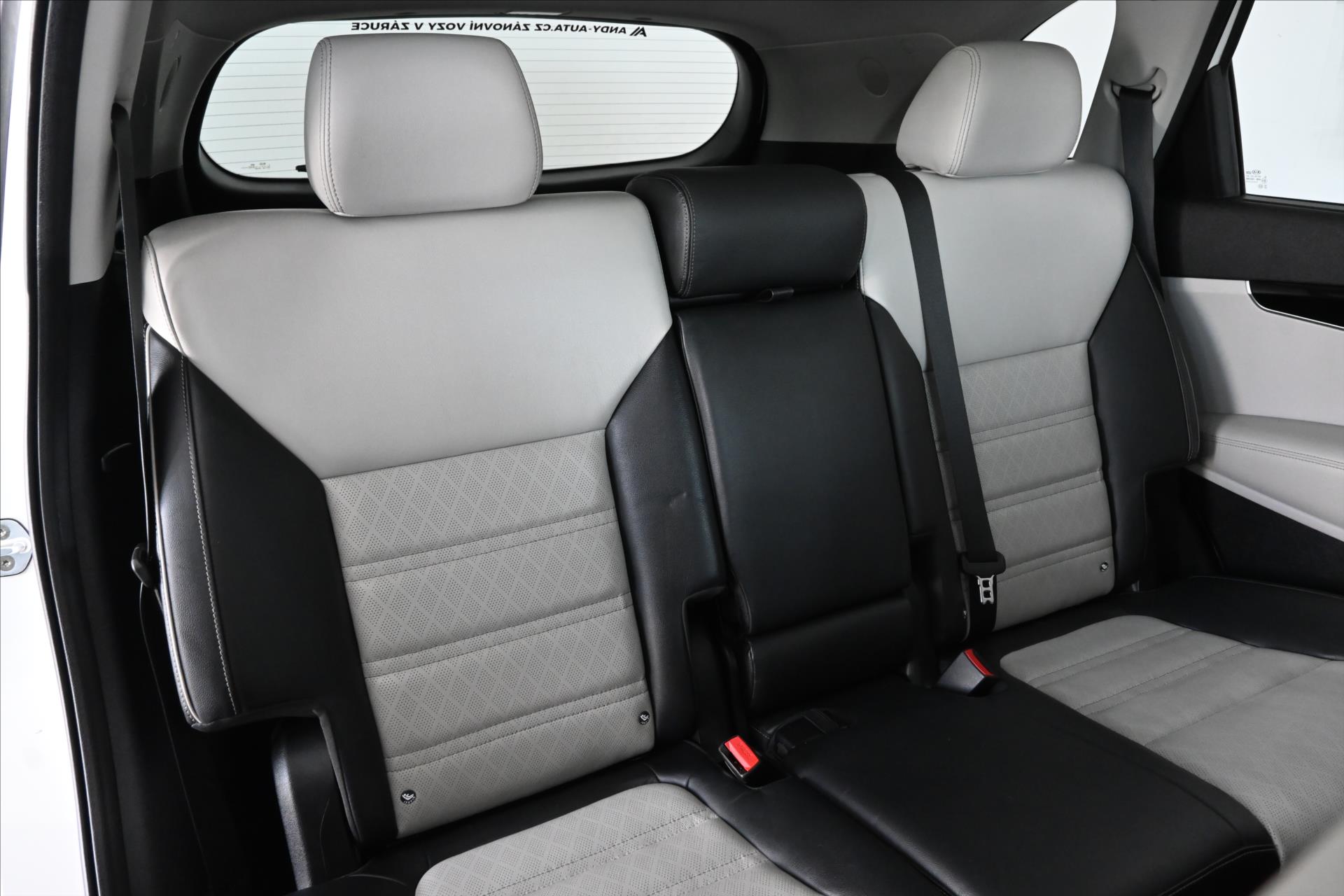 Hlavní fotografie vozu Kia Sorento 2,2 CRDi 147 kW 4x4 AT6 Premium Záruka až 5 let (32)